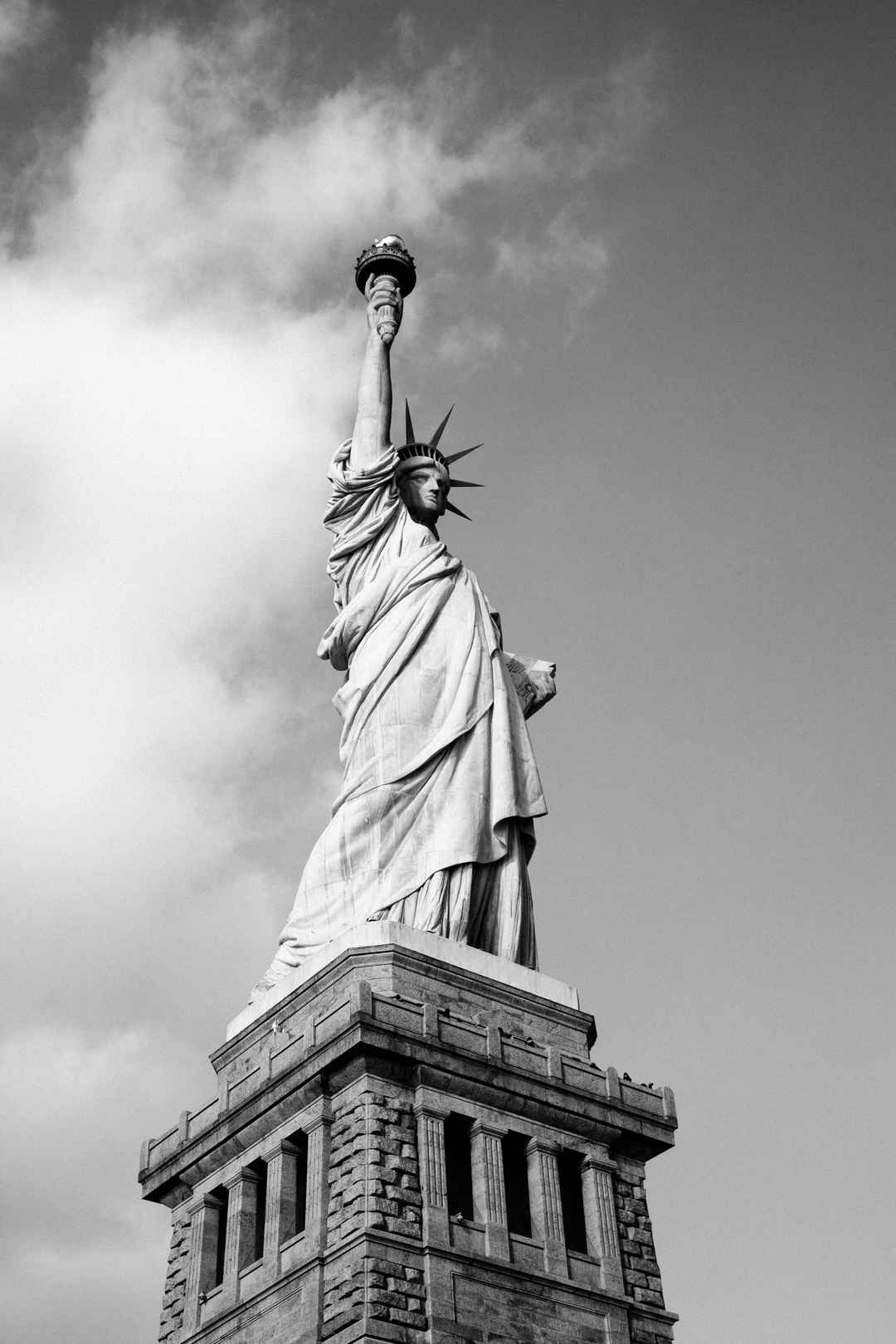 自由女神雕像黑白锁屏壁纸