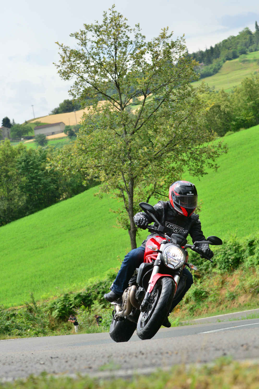 杜卡迪摩托车Ducati-Monster-821北欧风景图片