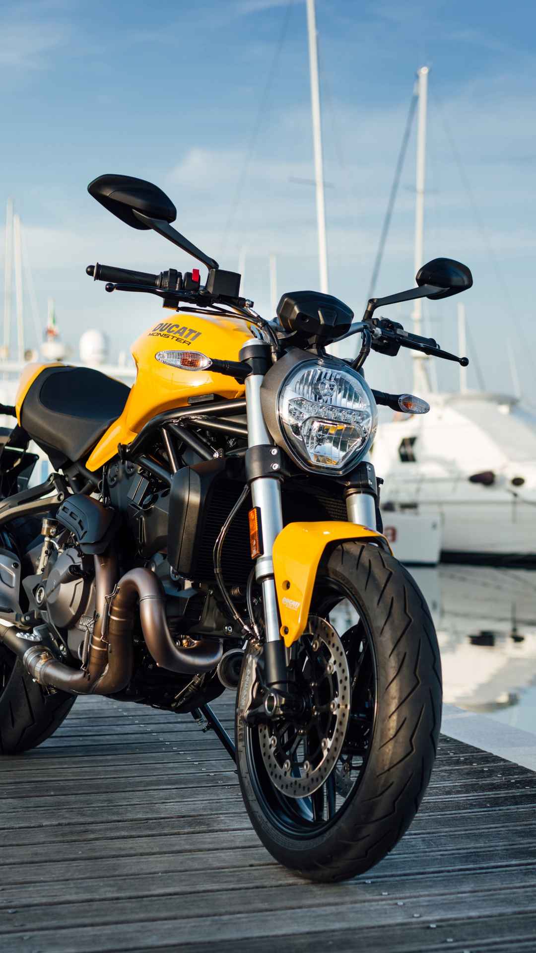 黄色摩托车杜卡迪Ducati-Monster-821码头风景图片
