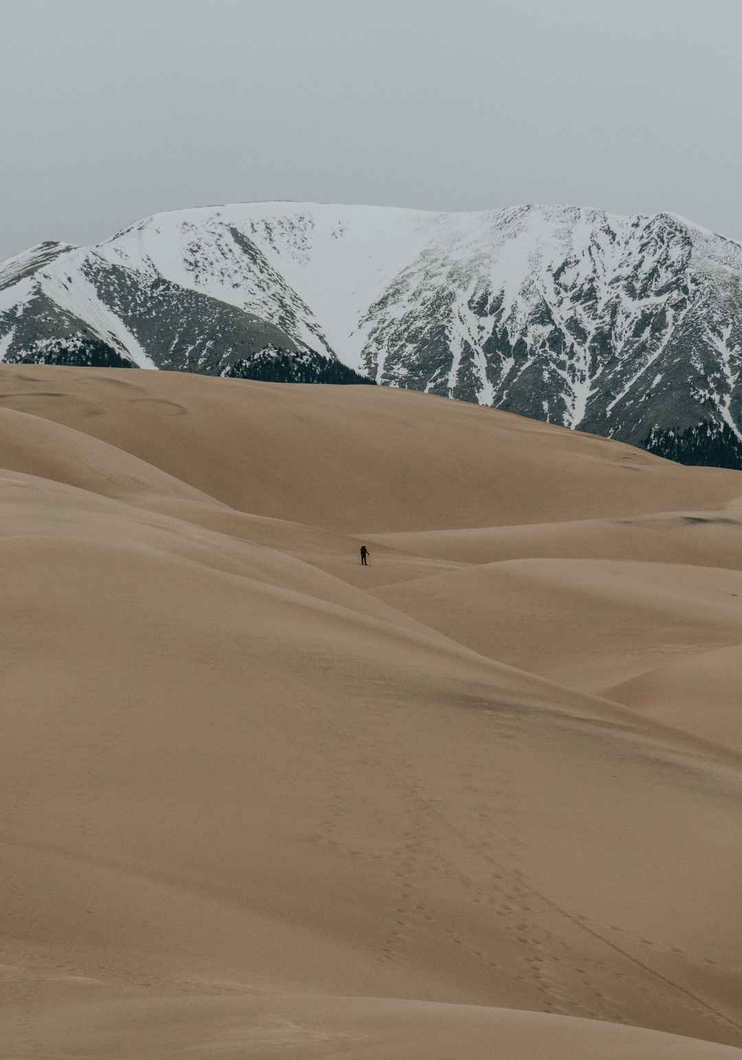 沙漠与雪山适合平板的高清壁纸