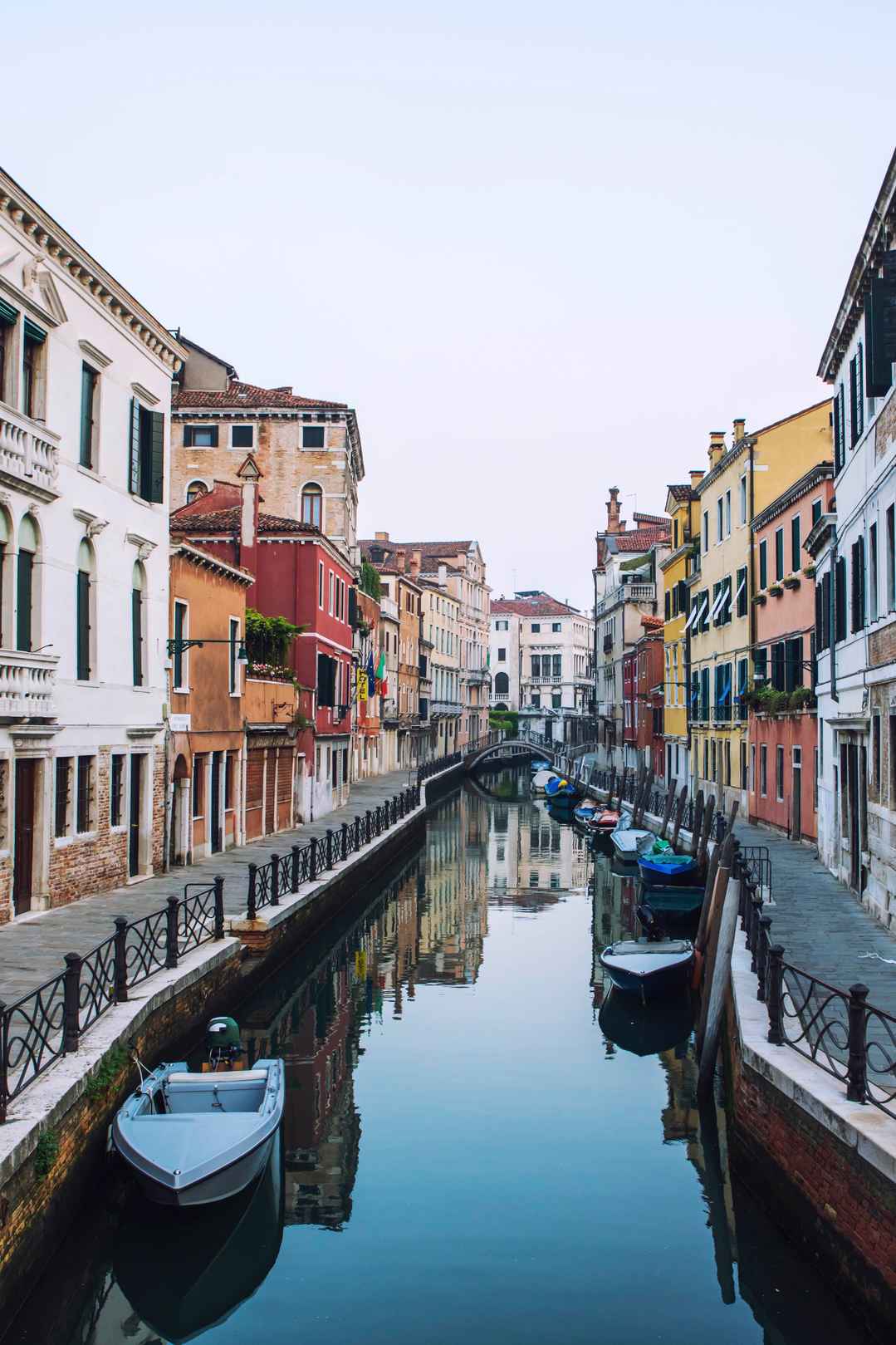 威尼斯小城水上小船壁纸