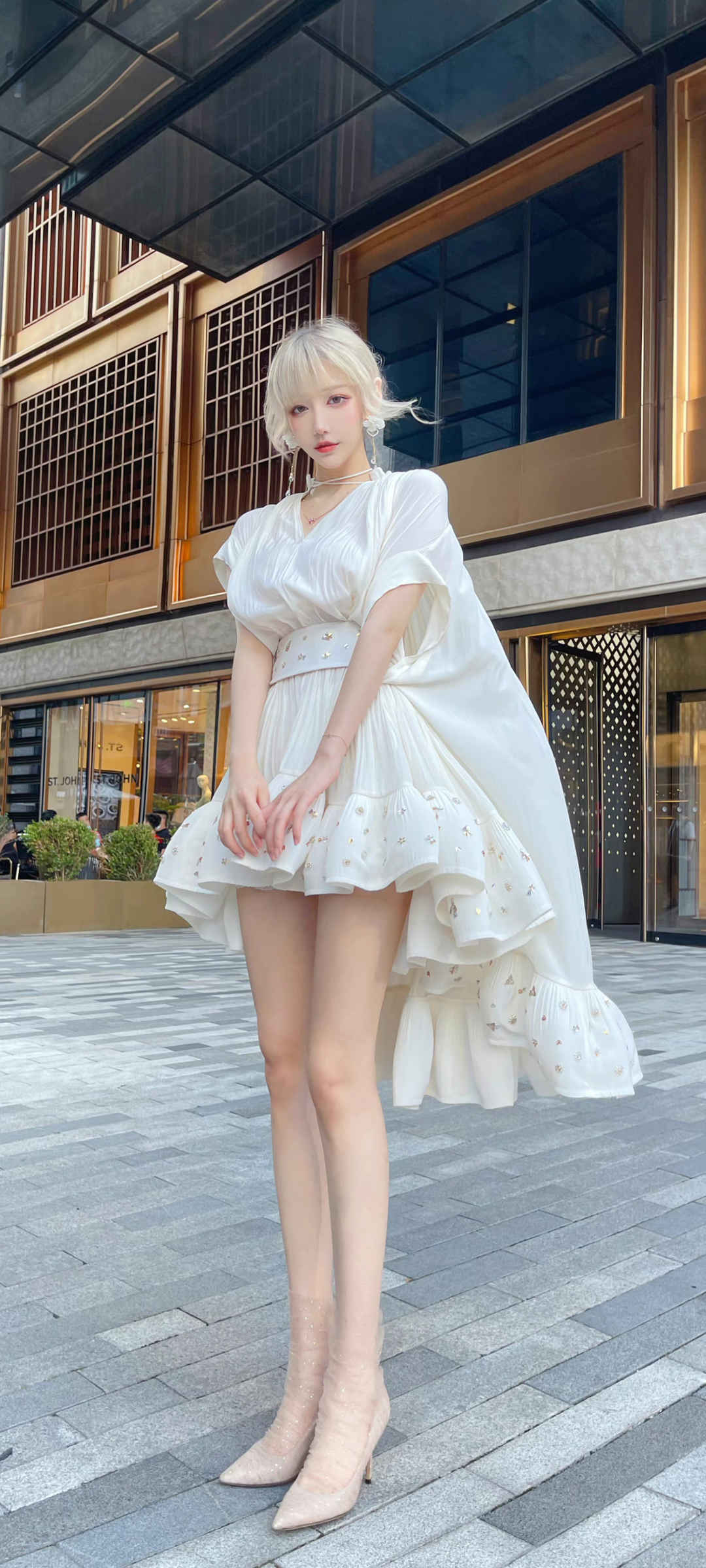 白色裙子长腿超级美女壁纸-