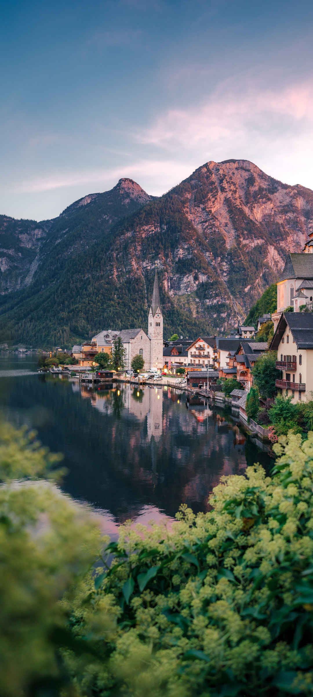 奥地利最美小镇 哈尔斯塔特 背景绿色的图片-