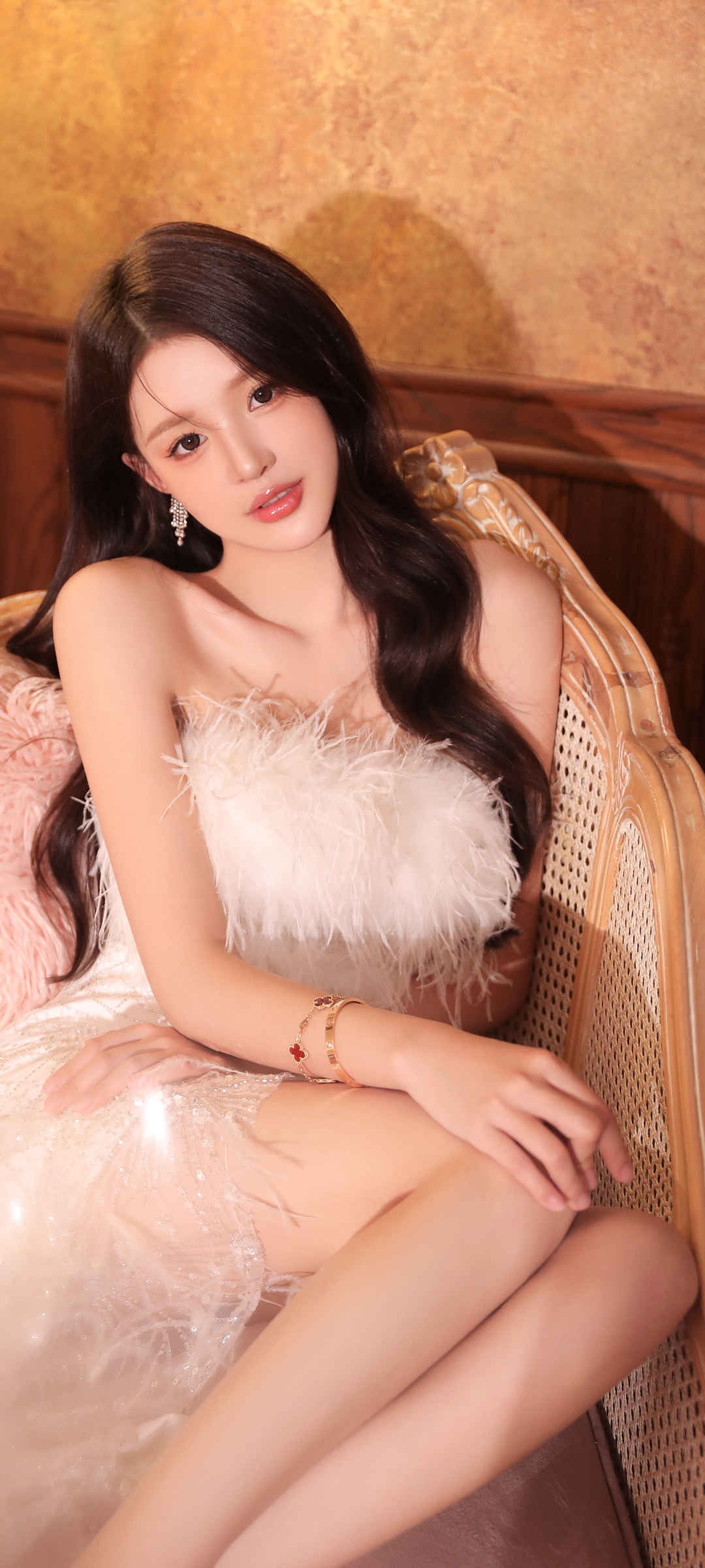 居家可爱靓丽美女手机壁纸