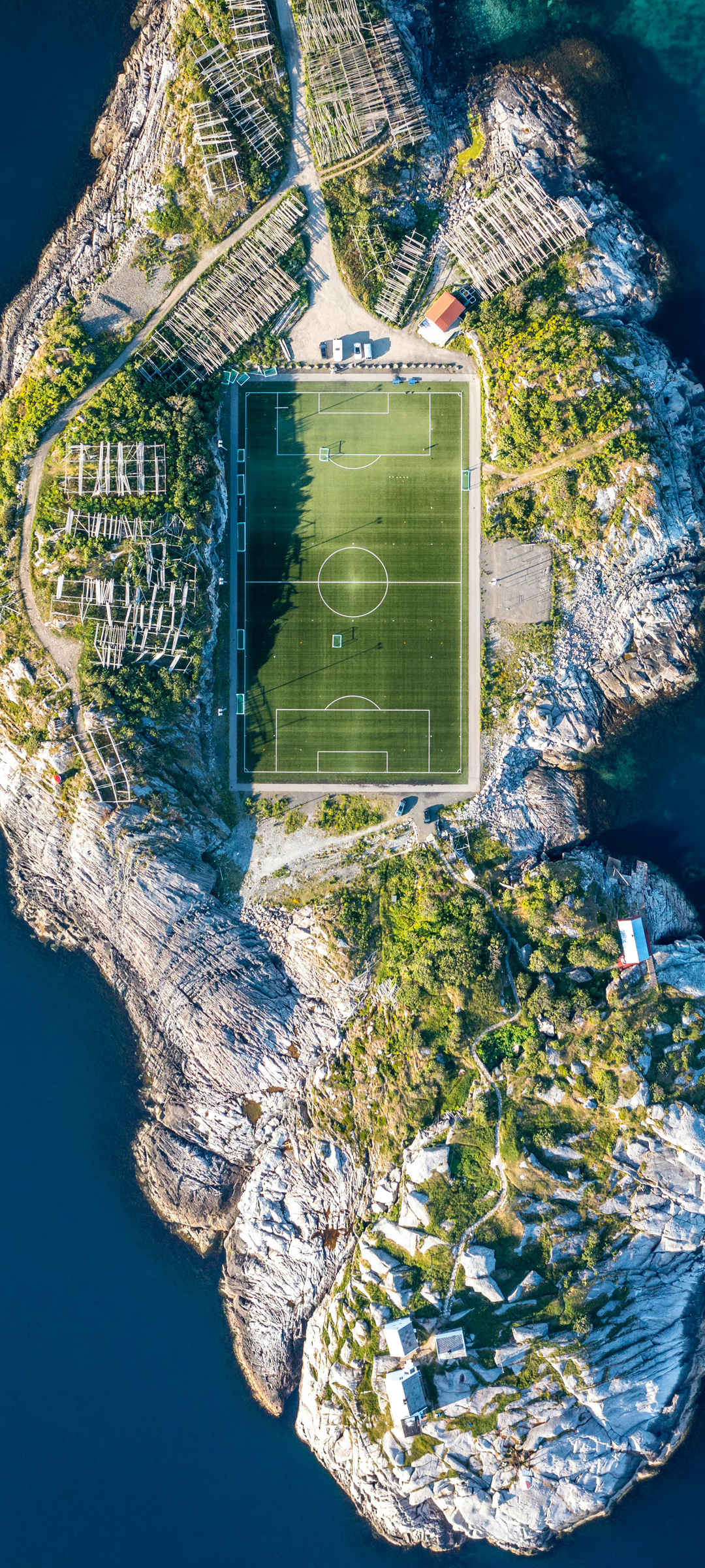 小岛上的足球场风景壁纸