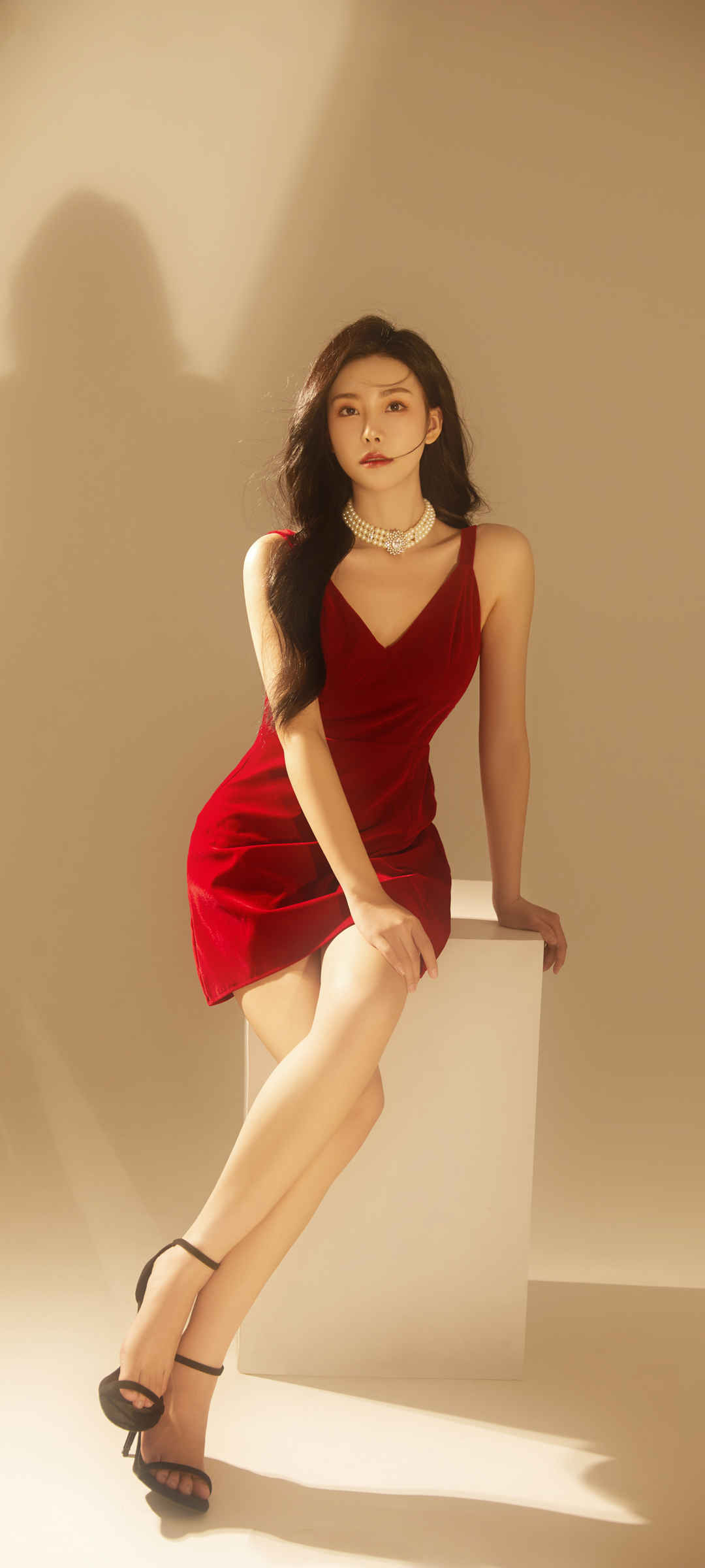 气质红色包臀裙美腿美女模特手机壁纸-