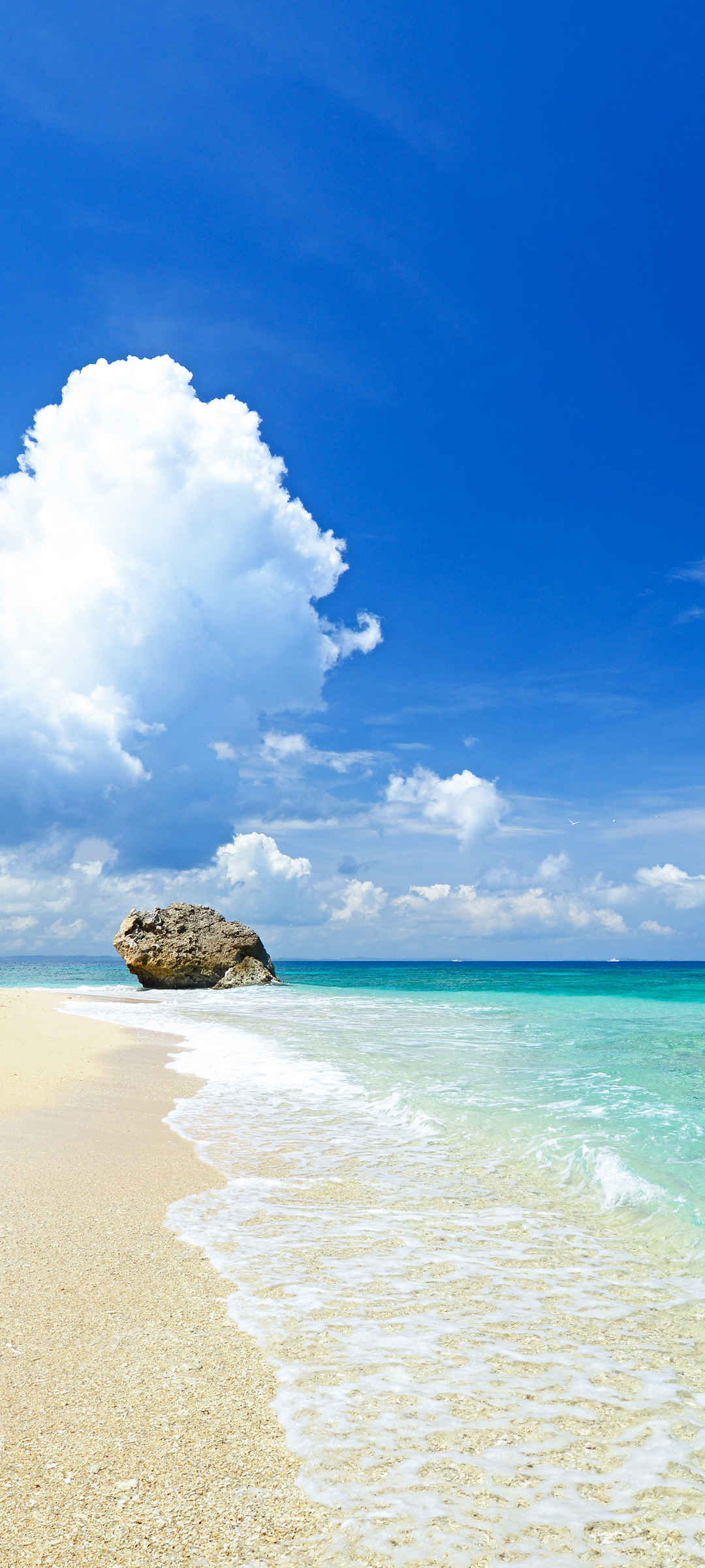 海边 海水沙 滩 石头 天空 云 手机壁纸