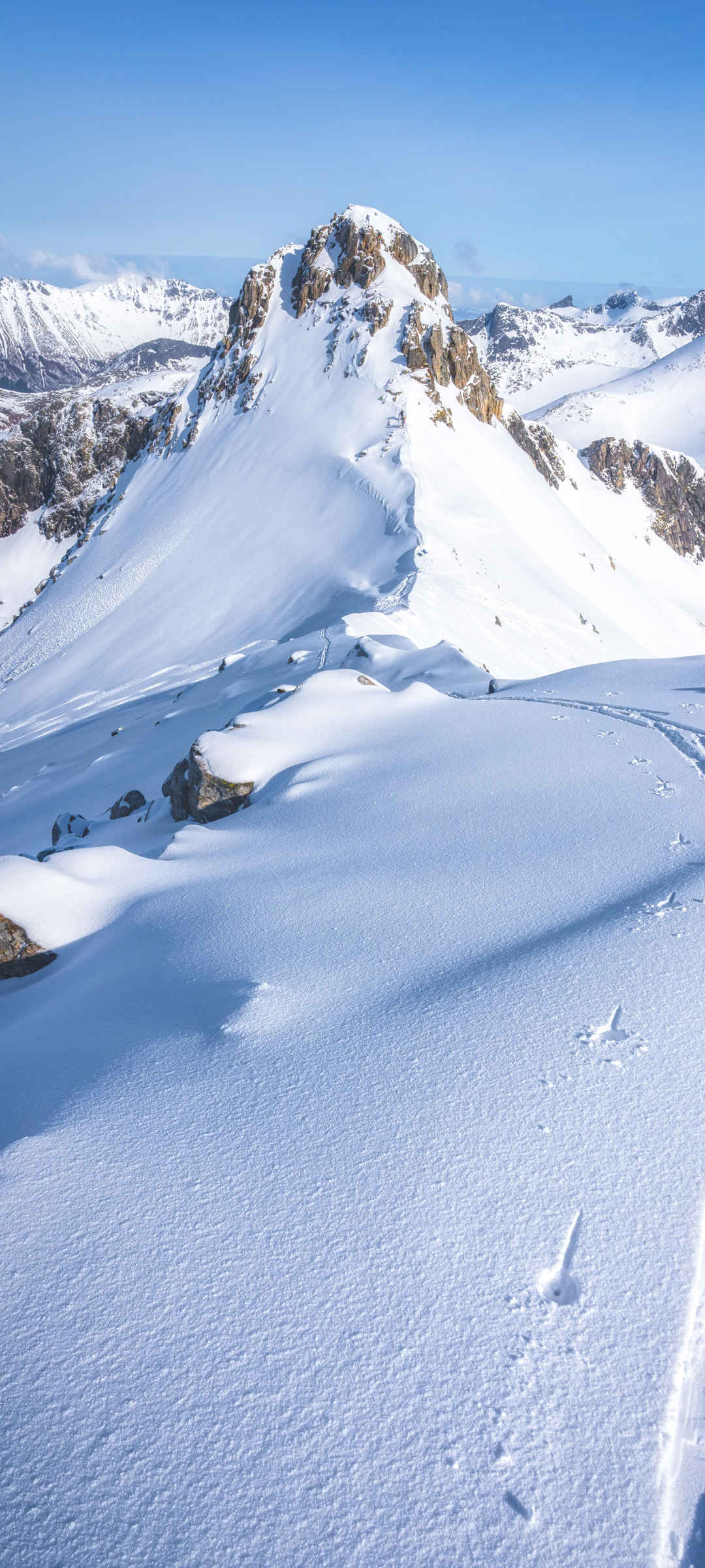 登雪山的人风景图片-