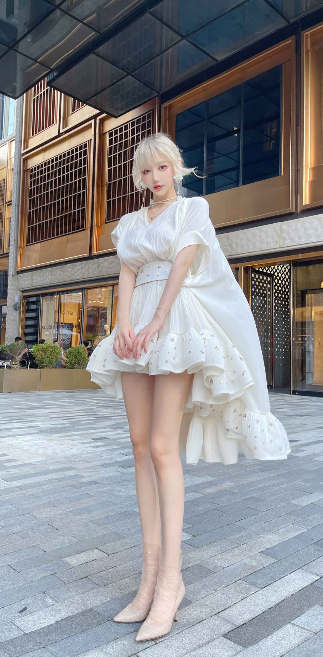 白色裙子高挑长腿美女4k面屏壁纸-