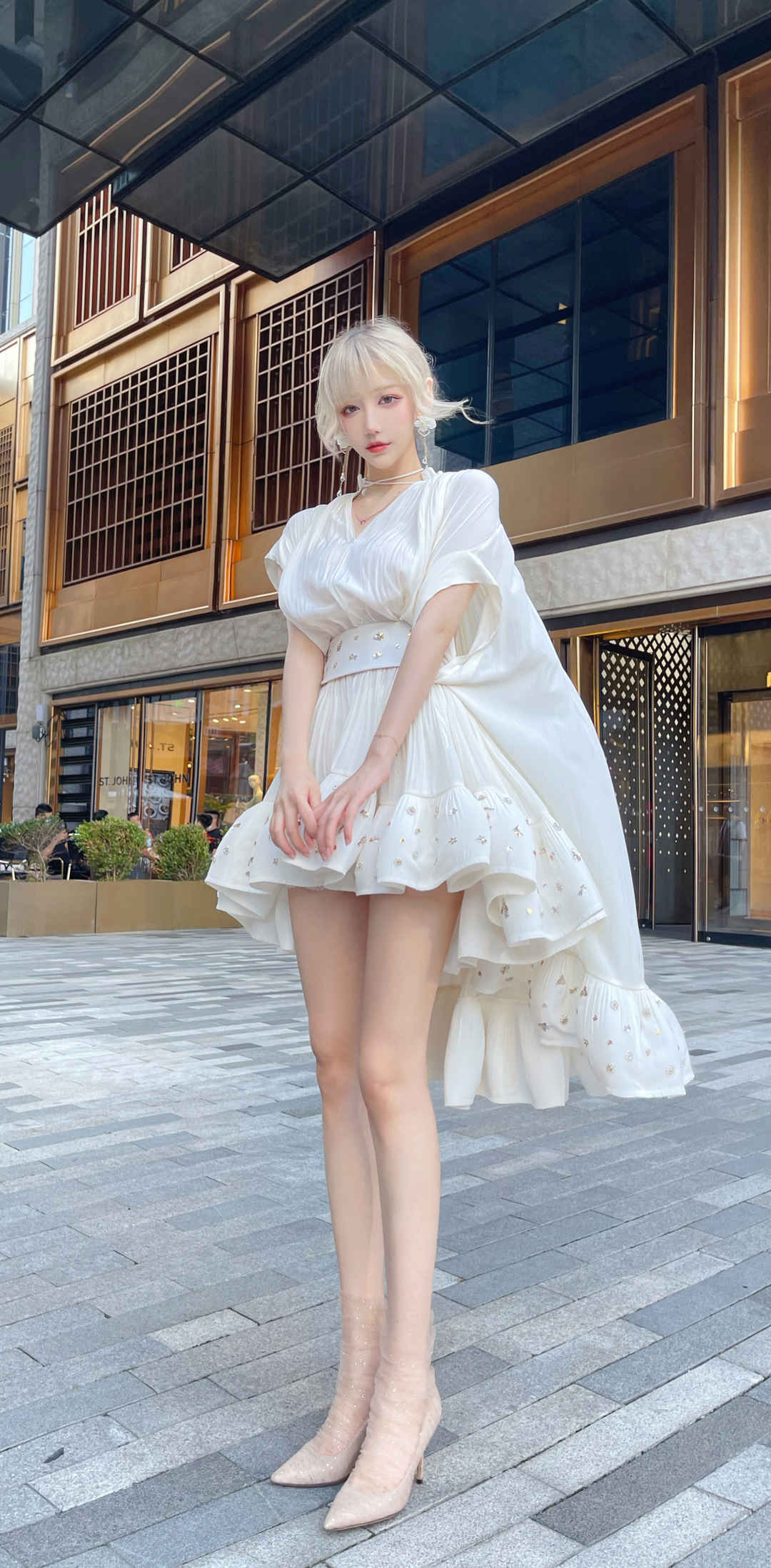 白色裙子高挑长腿美女4k面屏壁纸
