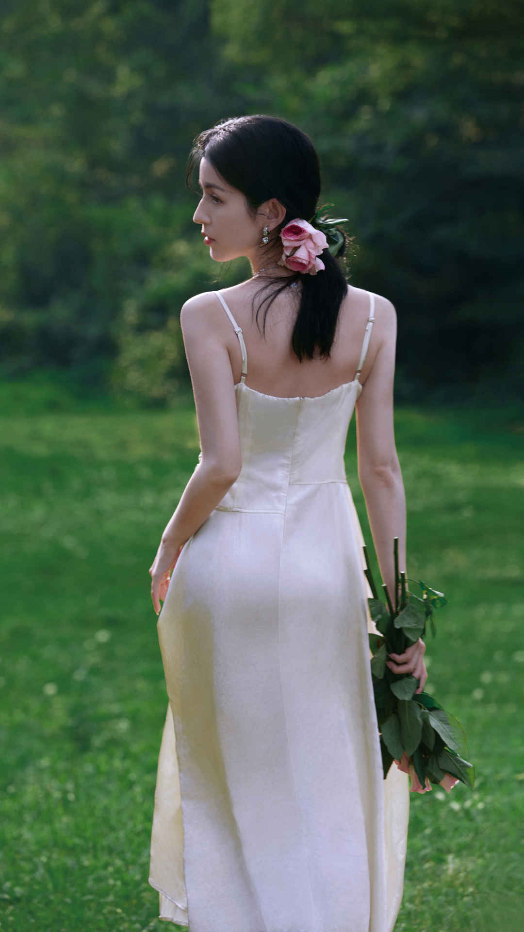 哈尼克孜白色裙子美背户外写真