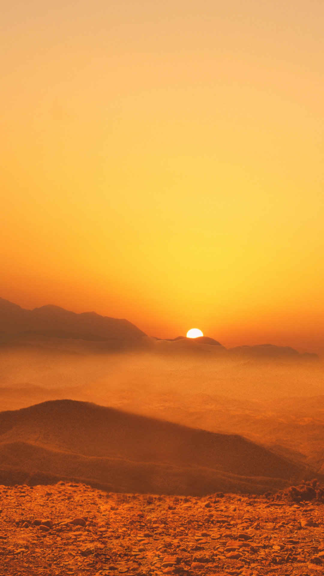 戈壁黄土坡上的日出风景-