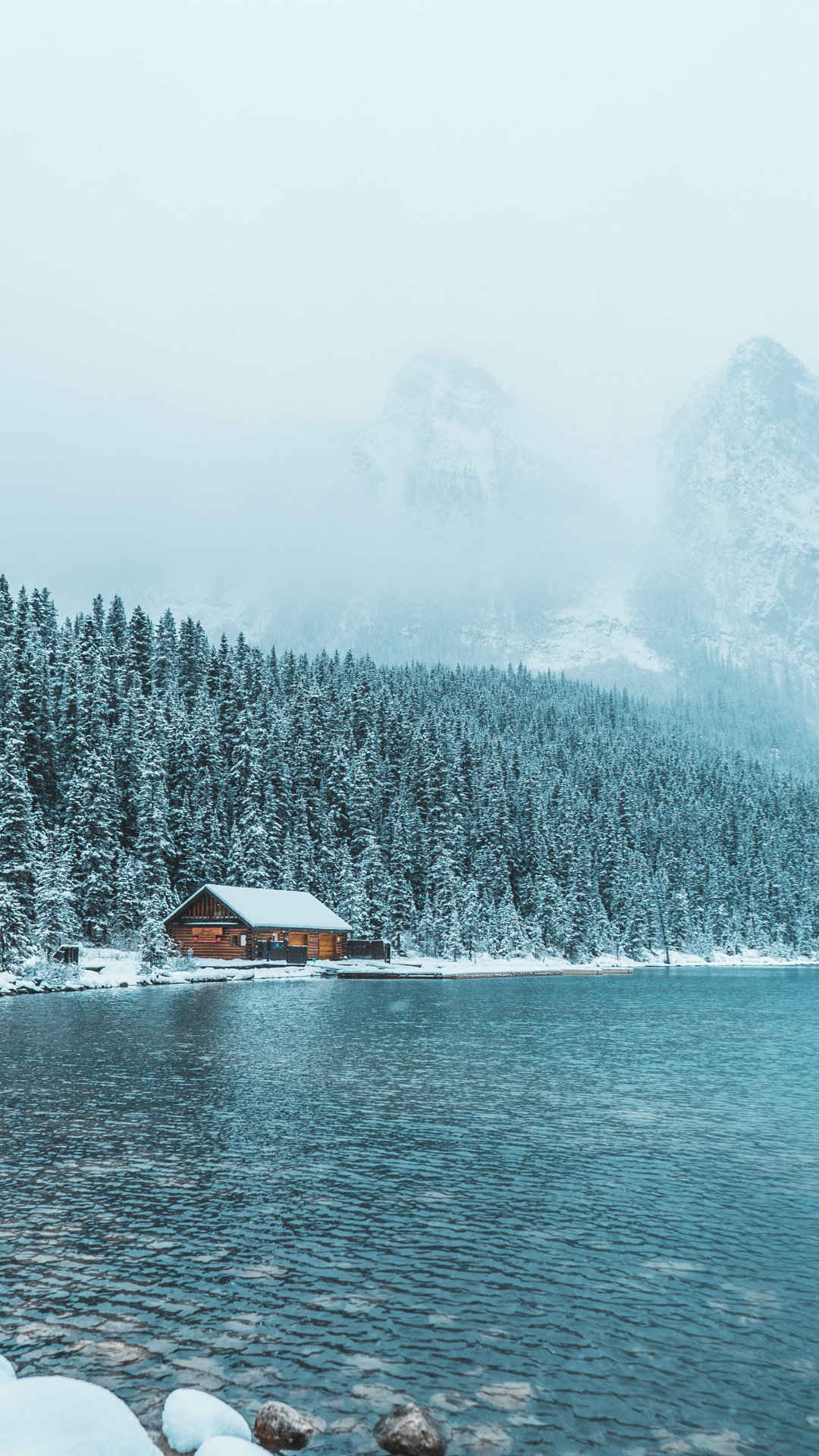 入冬的森林白茫茫湖泊边的木屋高清风景手机壁纸-
