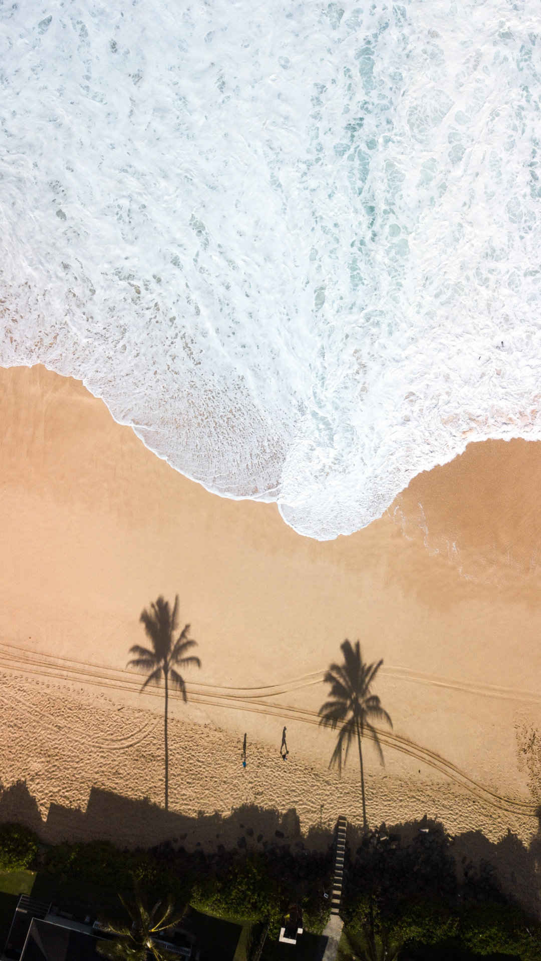 海上大浪冲刷着沙滩的高空海滩最美图片