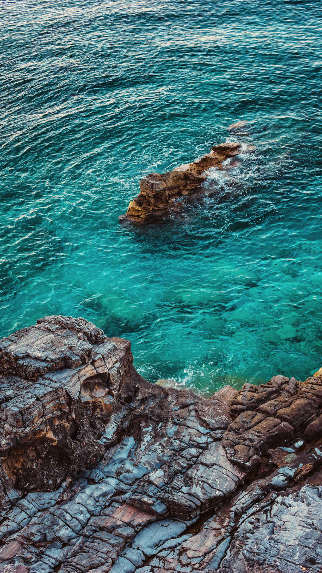 青色礁石海岸摄影手机壁纸图片-