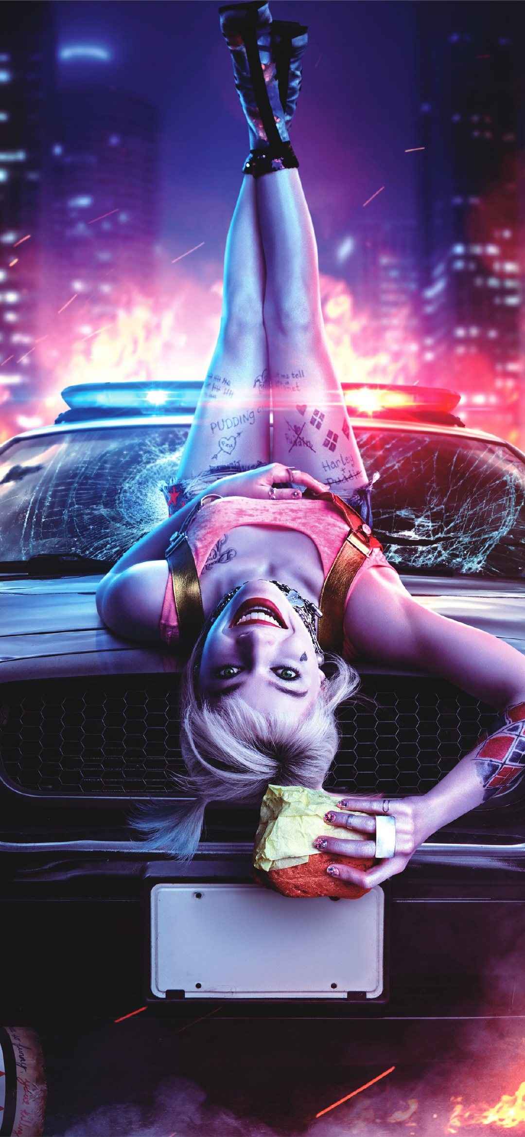 躺在车头前的DC动漫人物小丑女炫酷手机壁纸-