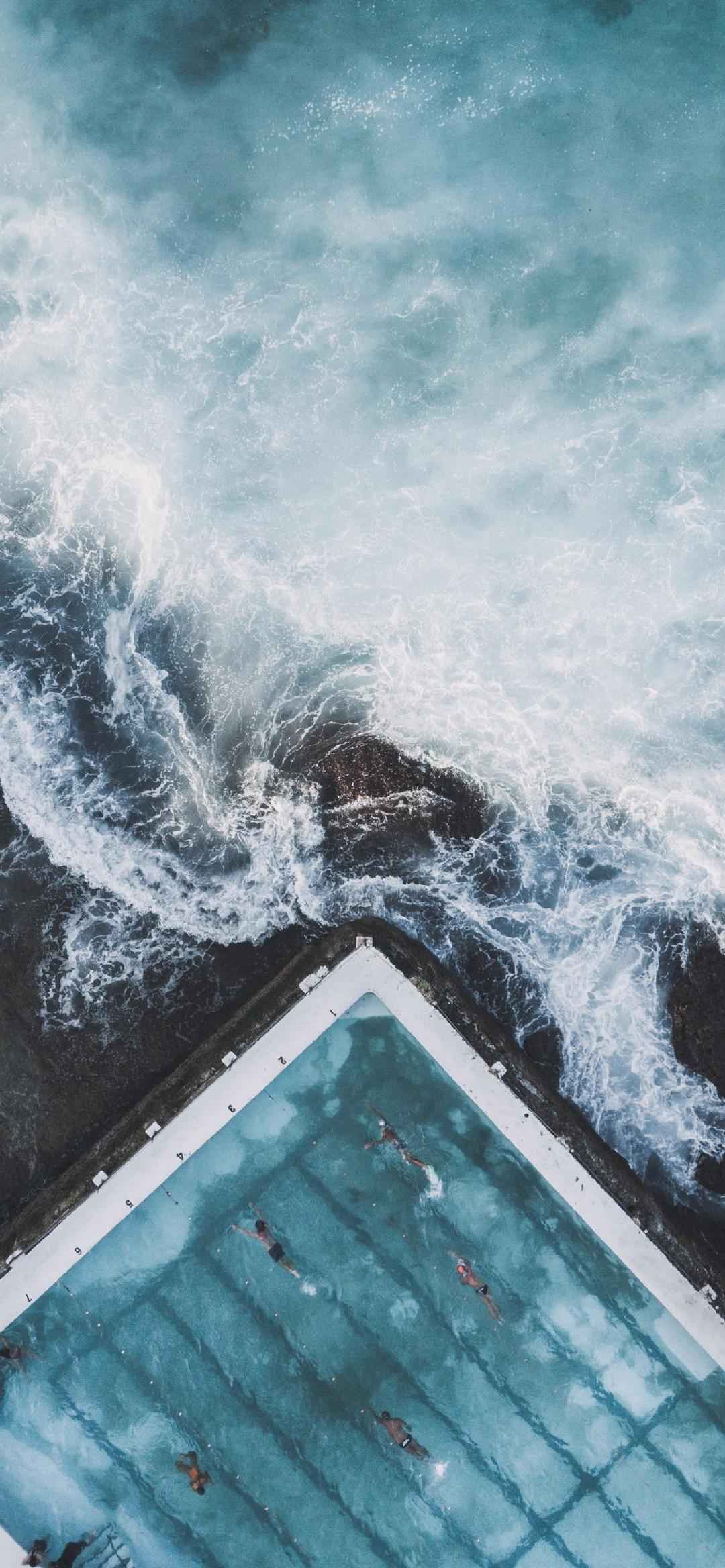 蔚蓝海浪冲刷着海滩的航拍唯美景色手机壁纸-