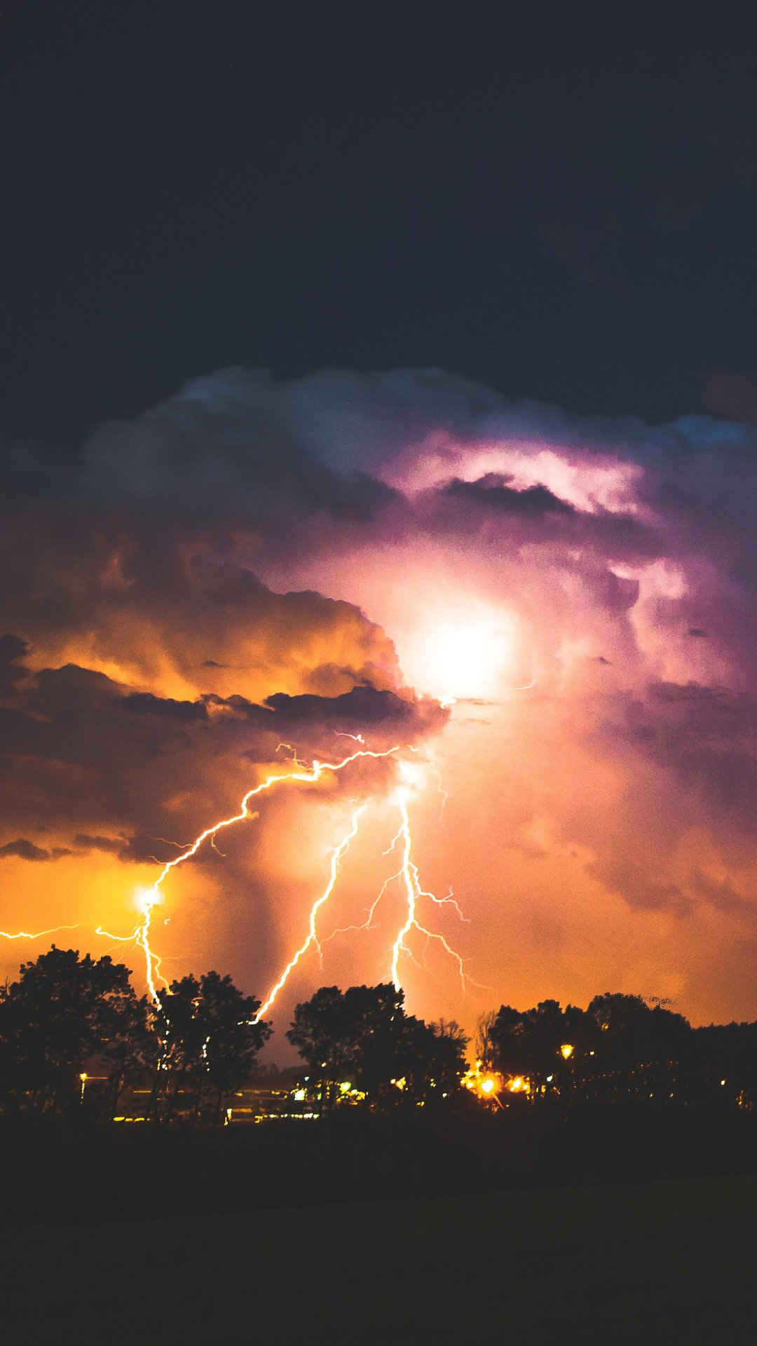 夜空乌云下的闪电抓拍震撼的自然场景手机壁纸-