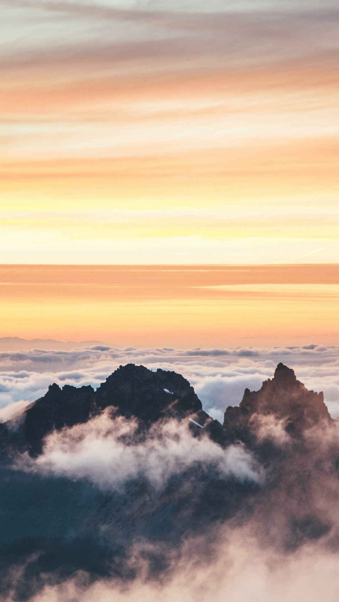 日出前黄色的云彩和雾气围绕的山脉唯美风景-