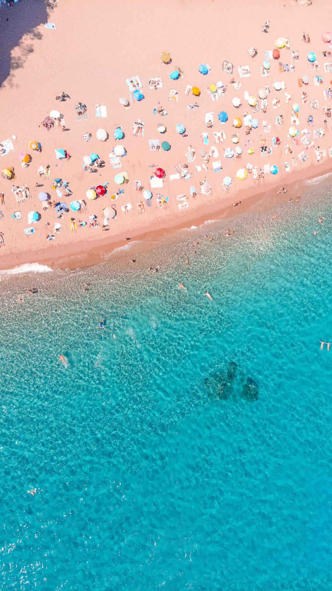 超清海滩航拍手机壁纸合集推荐，蔚蓝的海上冲刷着沙滩太美了-