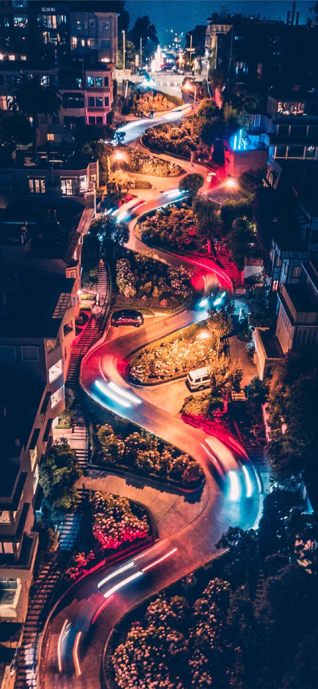 城市内超奇特的连续S弯公路的夜景灯光摄影