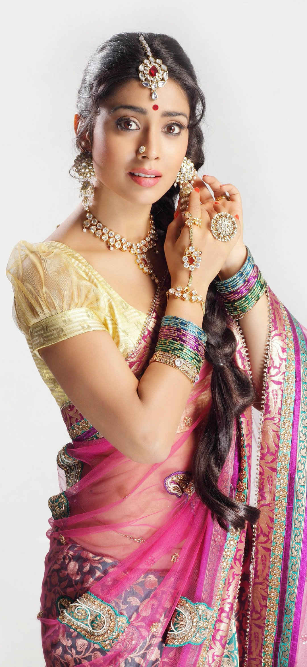 身着印度传统服饰的印度美女手机壁纸-