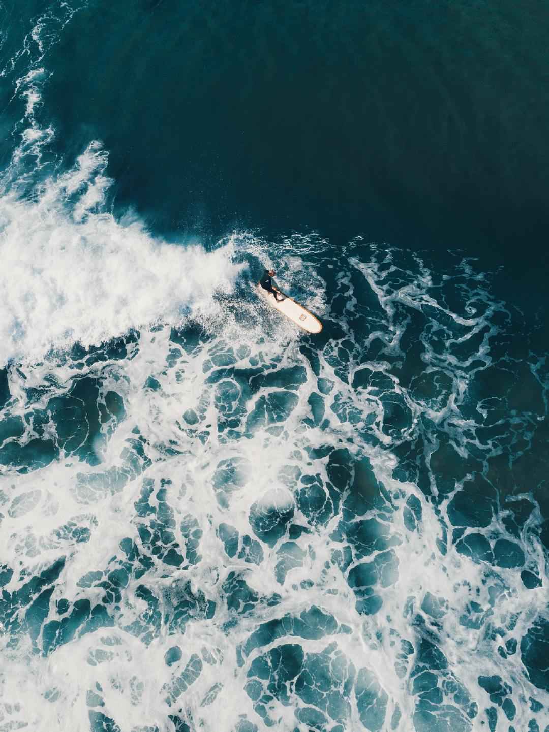 海上冲浪航拍手机壁纸