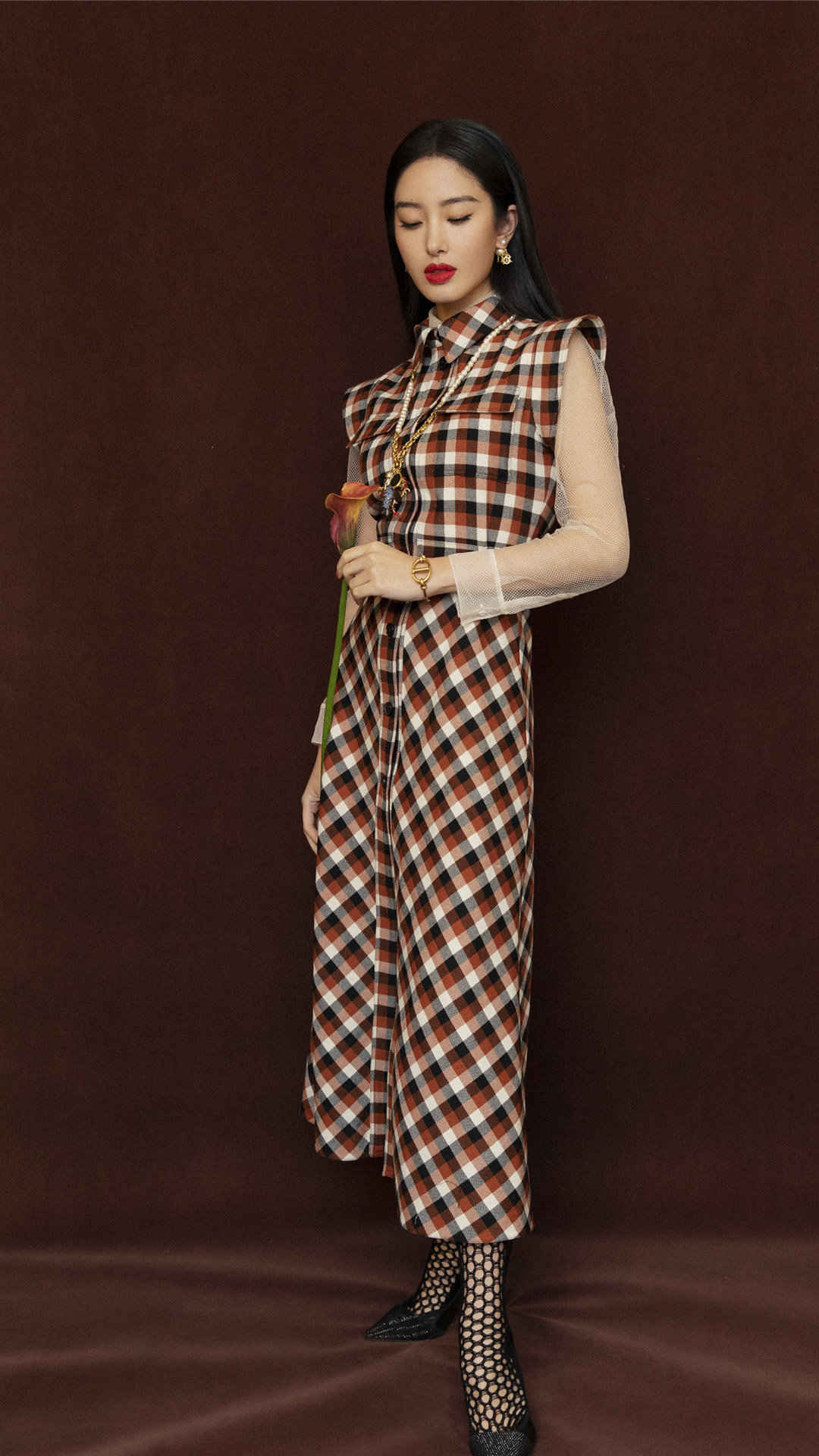 杨采钰格纹裙知性写真适合女生用的锁屏壁纸