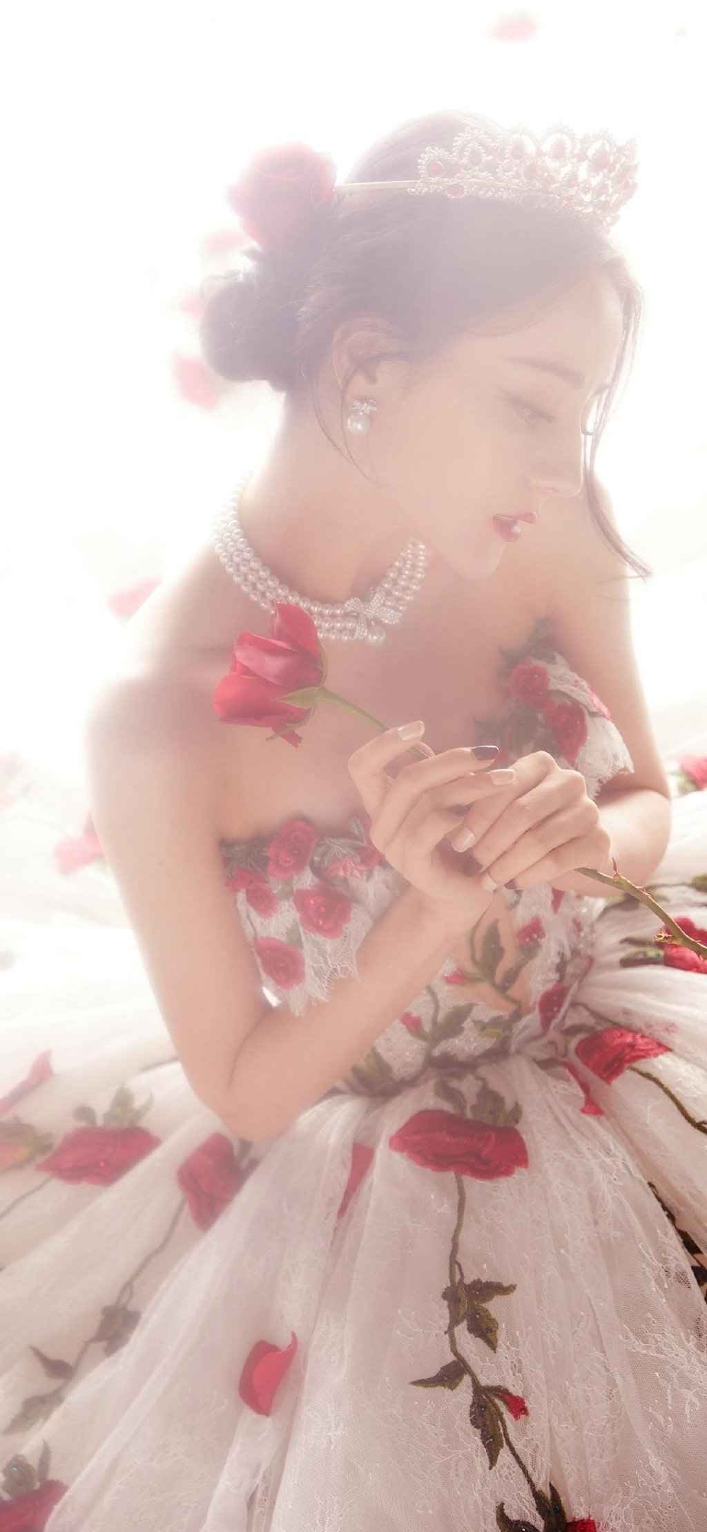迪丽热巴玫瑰裙仙气高清手机壁纸