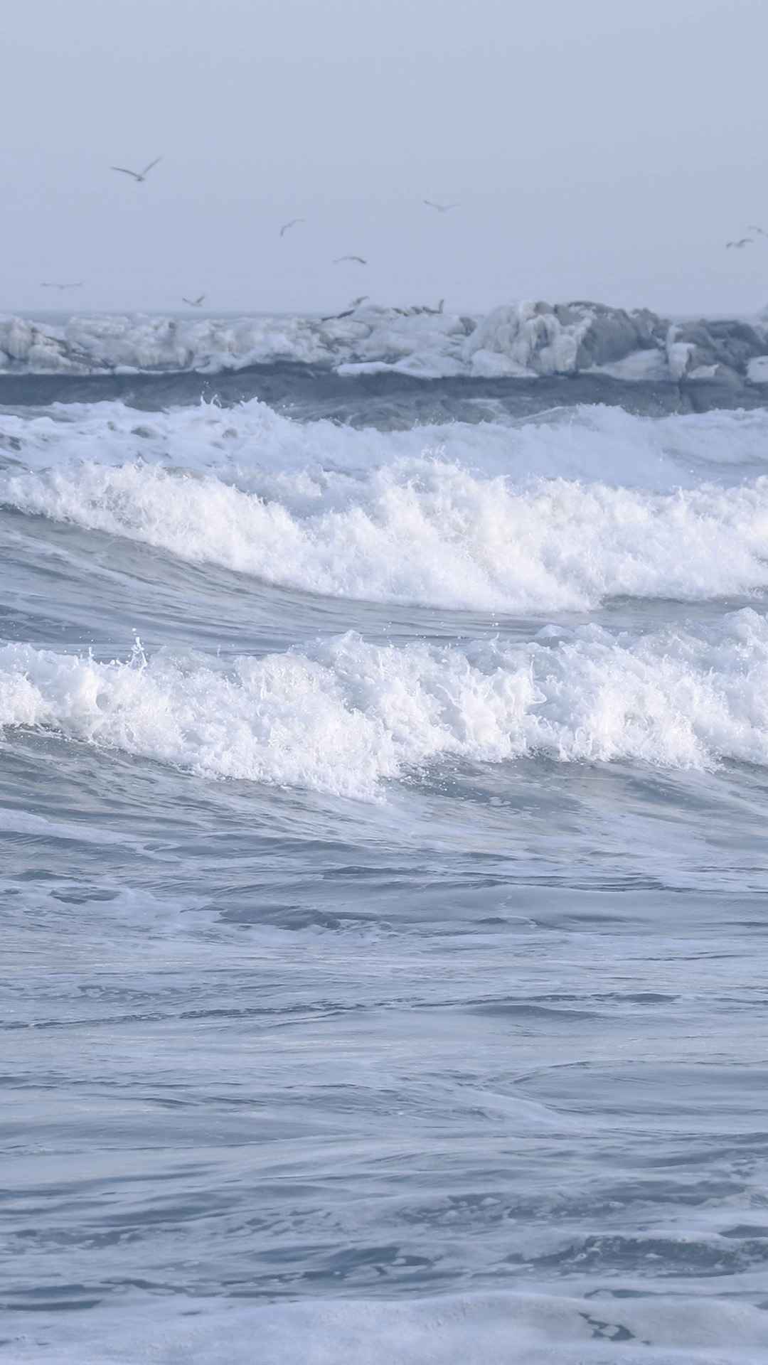 大海上翻滚的海浪手机壁纸