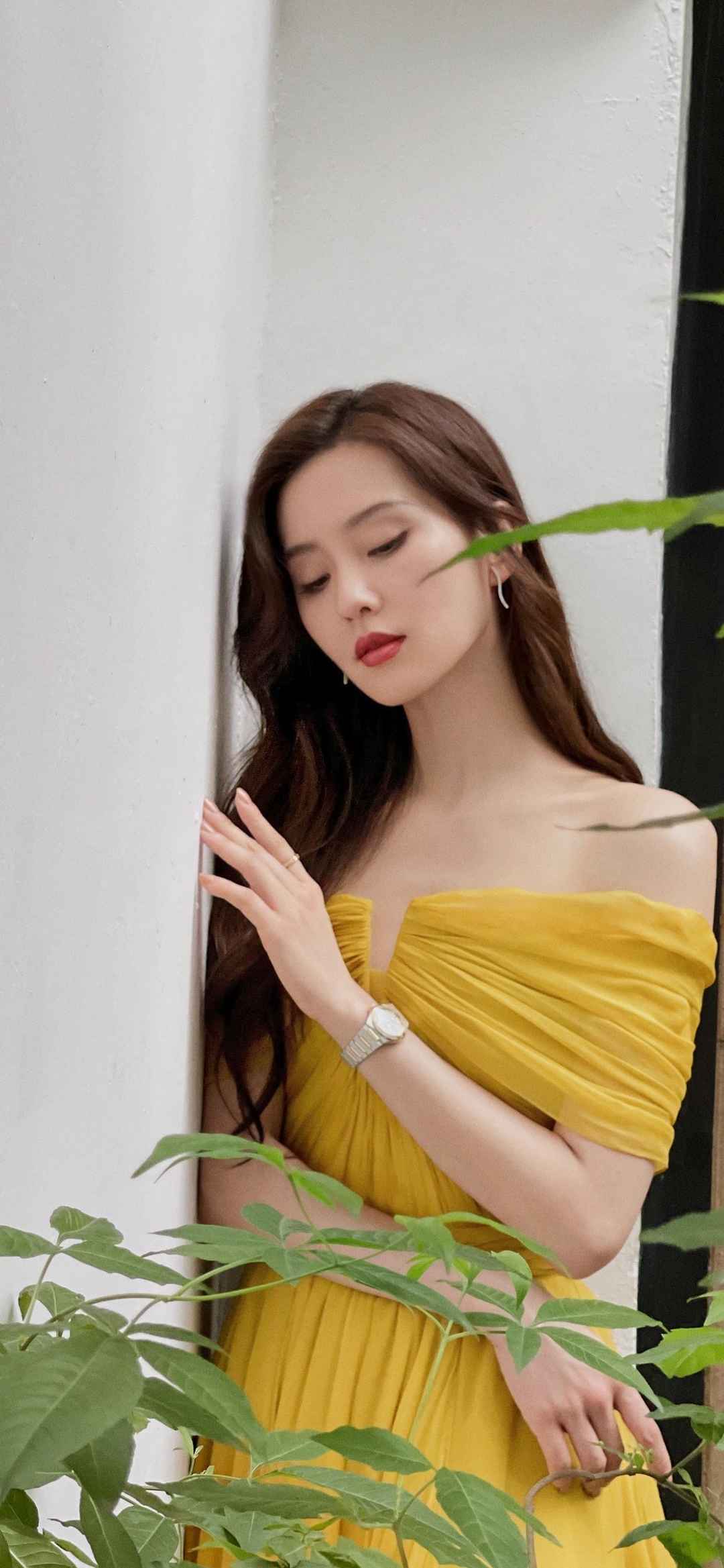 刘诗诗气质黄色长裙手机壁纸