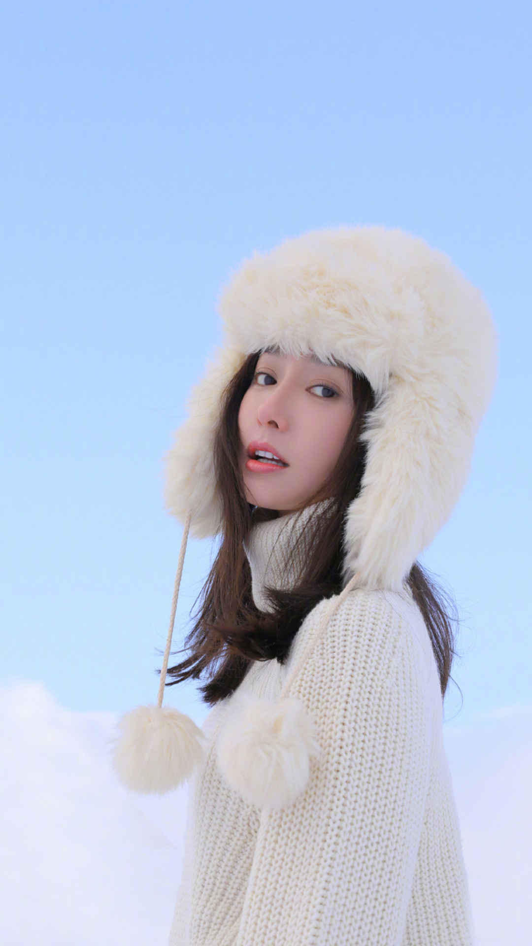 美女秦岚大棉帽子欢快踏雪的冬季写真手机壁纸套图1