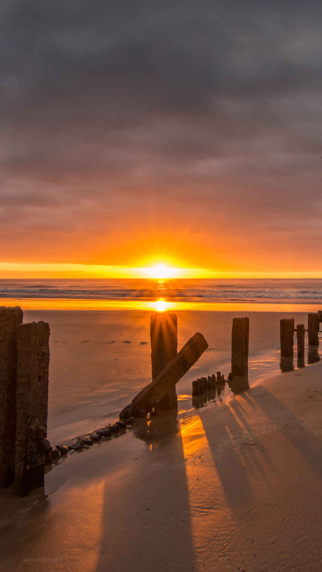 日落 大海 海滩 石桩手机壁纸-