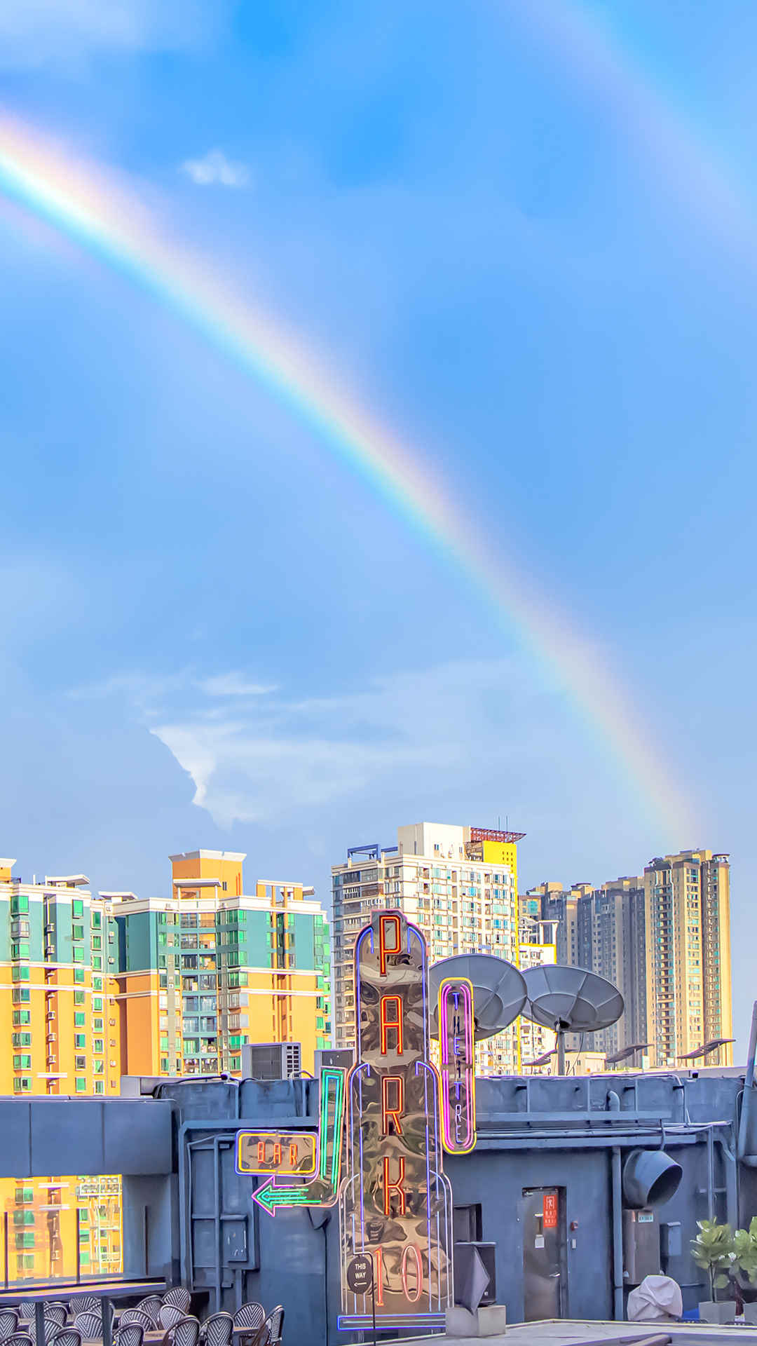 城市中美丽清新彩虹风景手机壁纸-