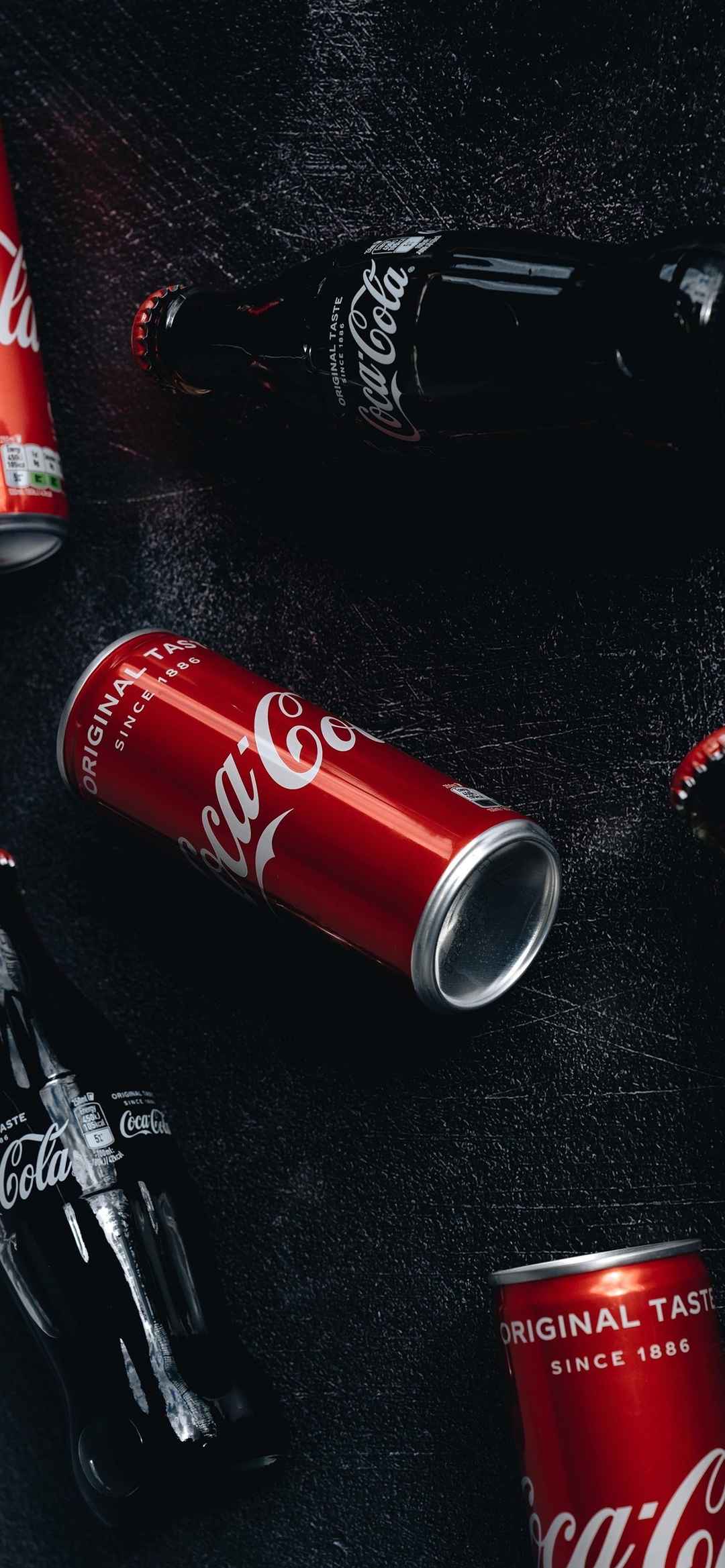 可口可乐瓶子和罐子质感手机壁纸-