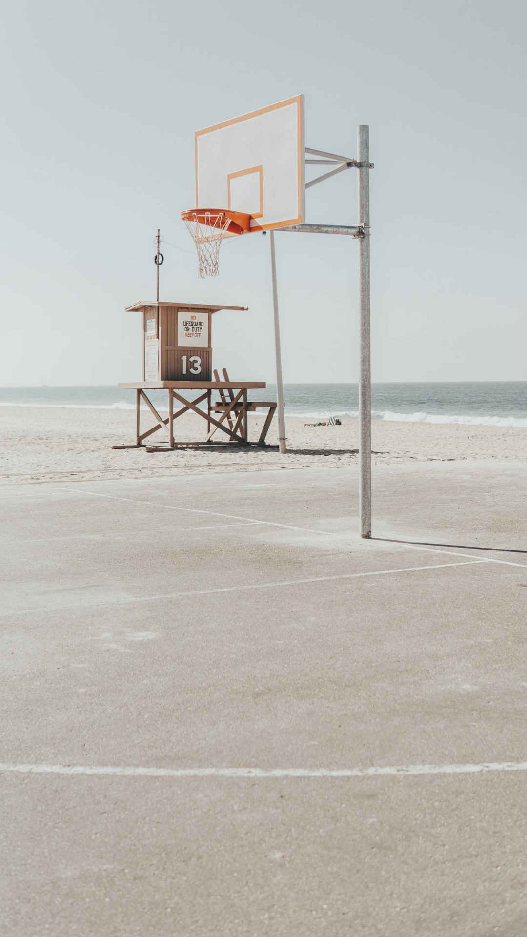 海边沙滩上的篮球场-