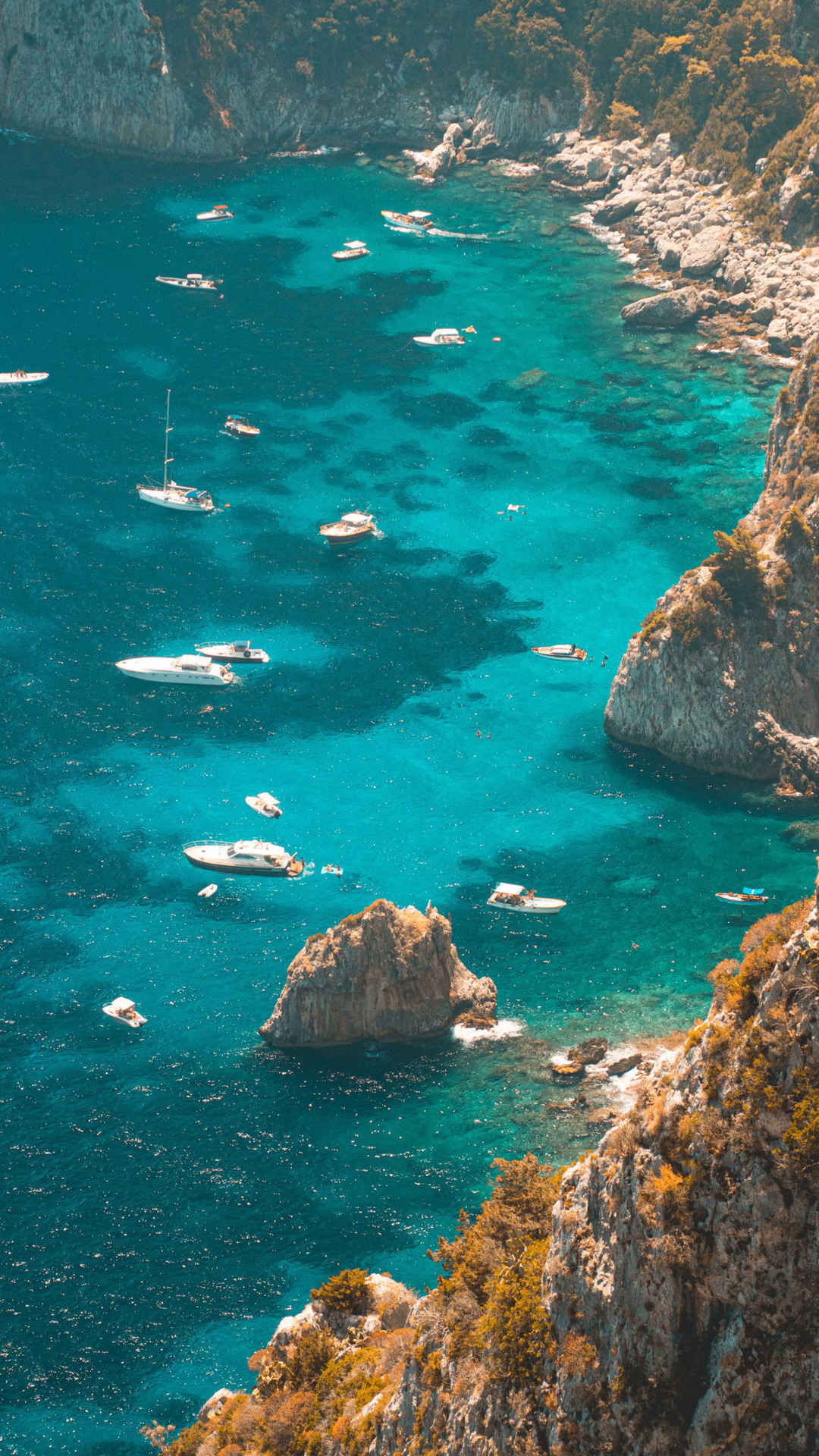 旅游名胜海岛，海上依稀的帆船游轮的风景