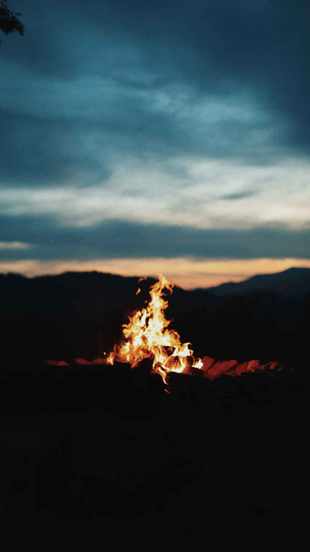 夜晚山林燃烧的篝火唯美摄影-