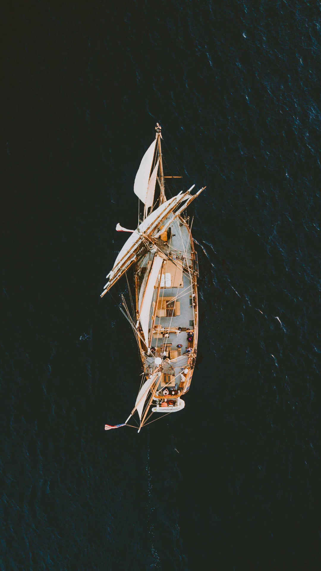 海上行驶的帆船航拍摄影高清手机壁纸-