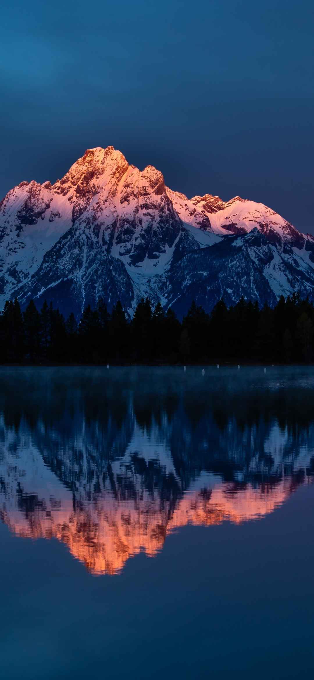 著名旅游景点的雪山倒影在湖泊的手机壁纸-