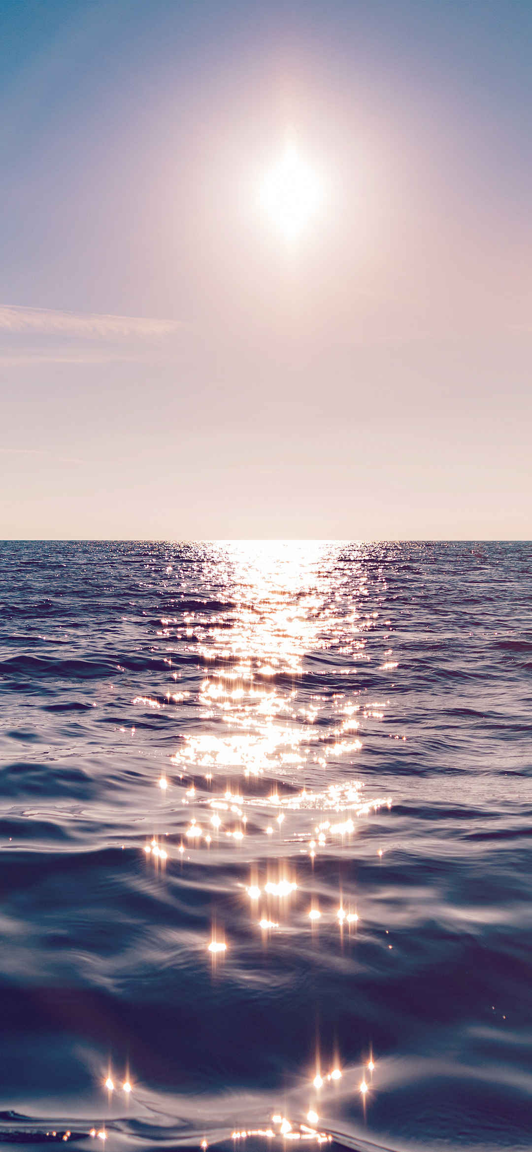 阳光照射平静的海面的唯美手机壁纸-