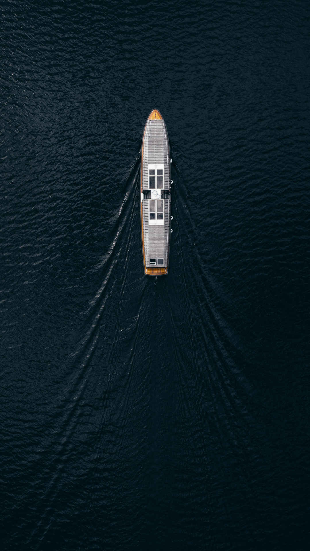 航拍行驶在海上的游轮高清手机壁纸
