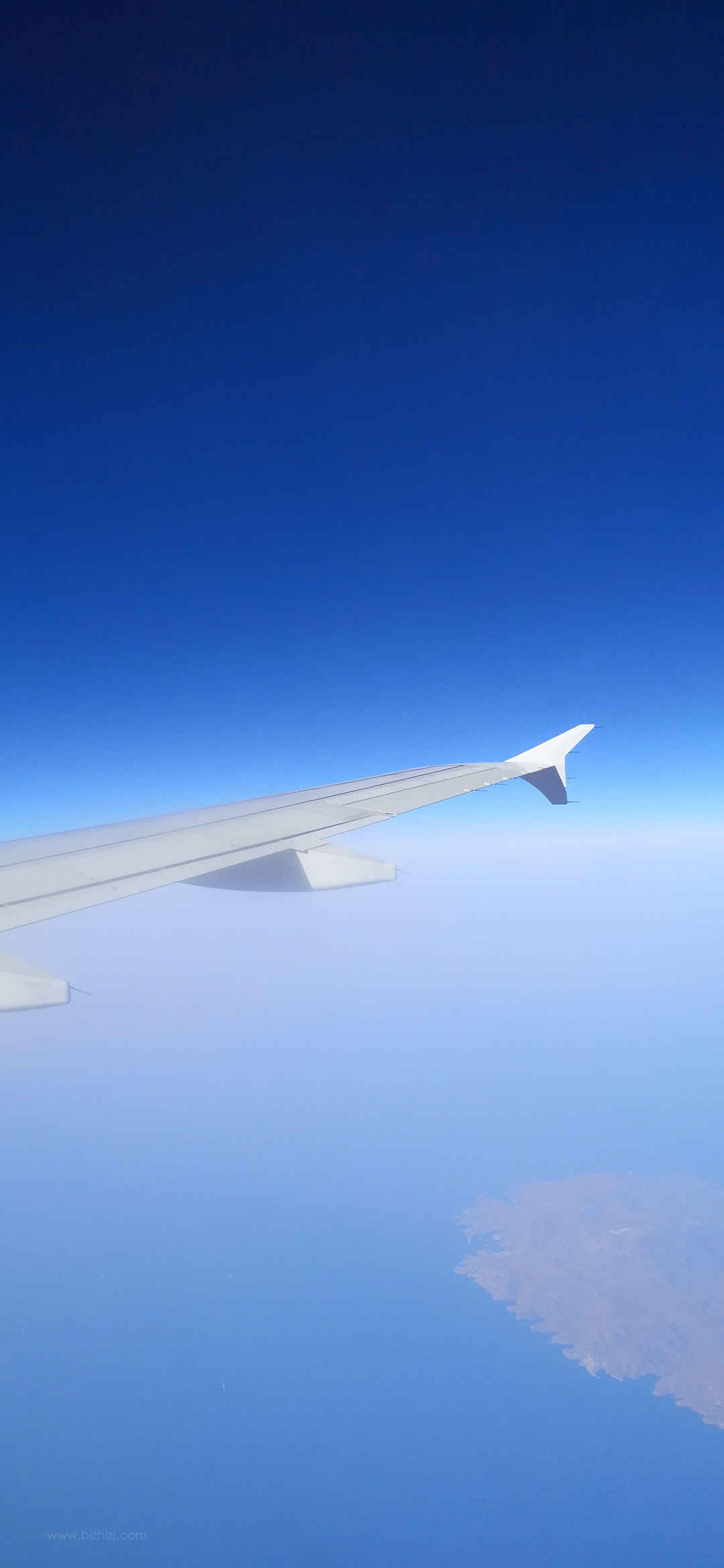 白云飞机机翼壮观美景竖屏图片-