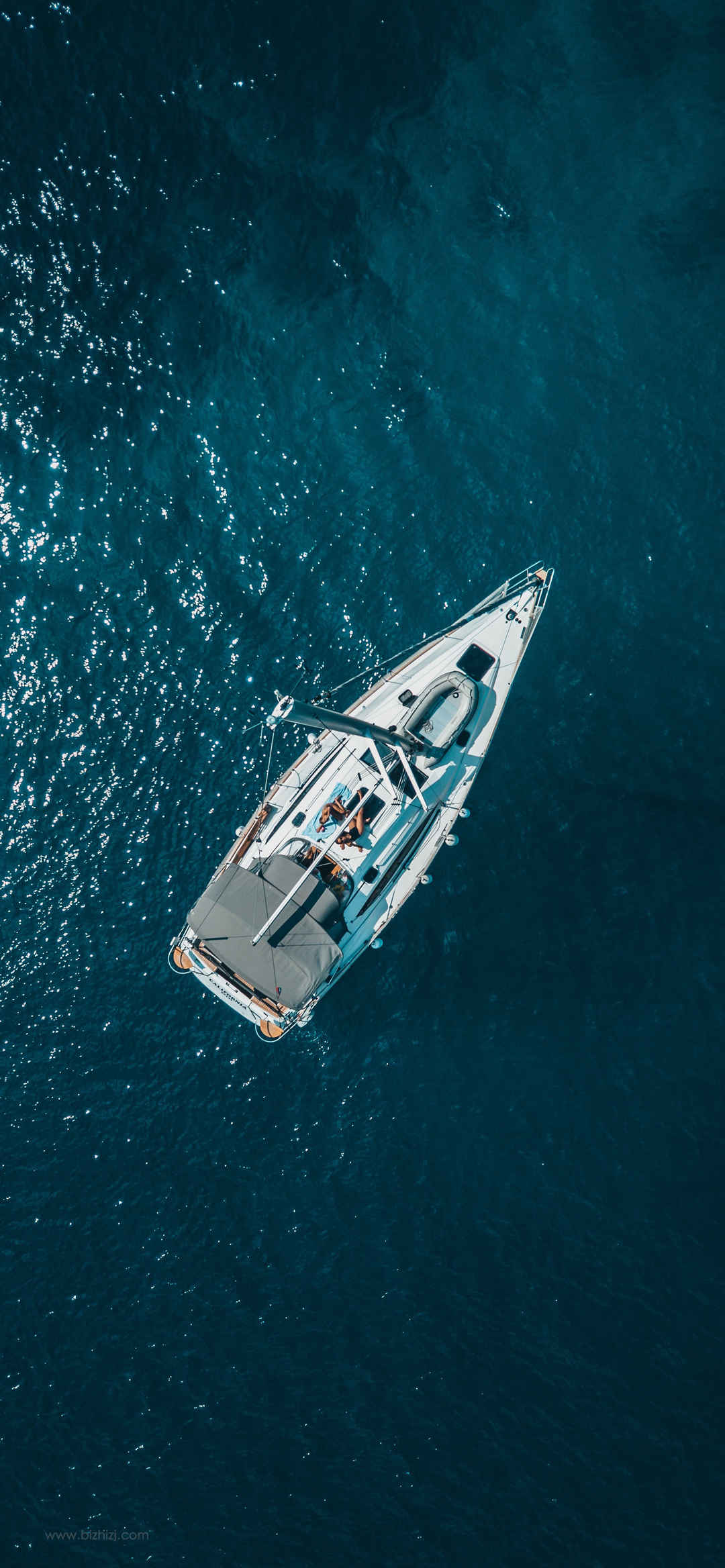 手机壁纸风景俯拍海上游艇-