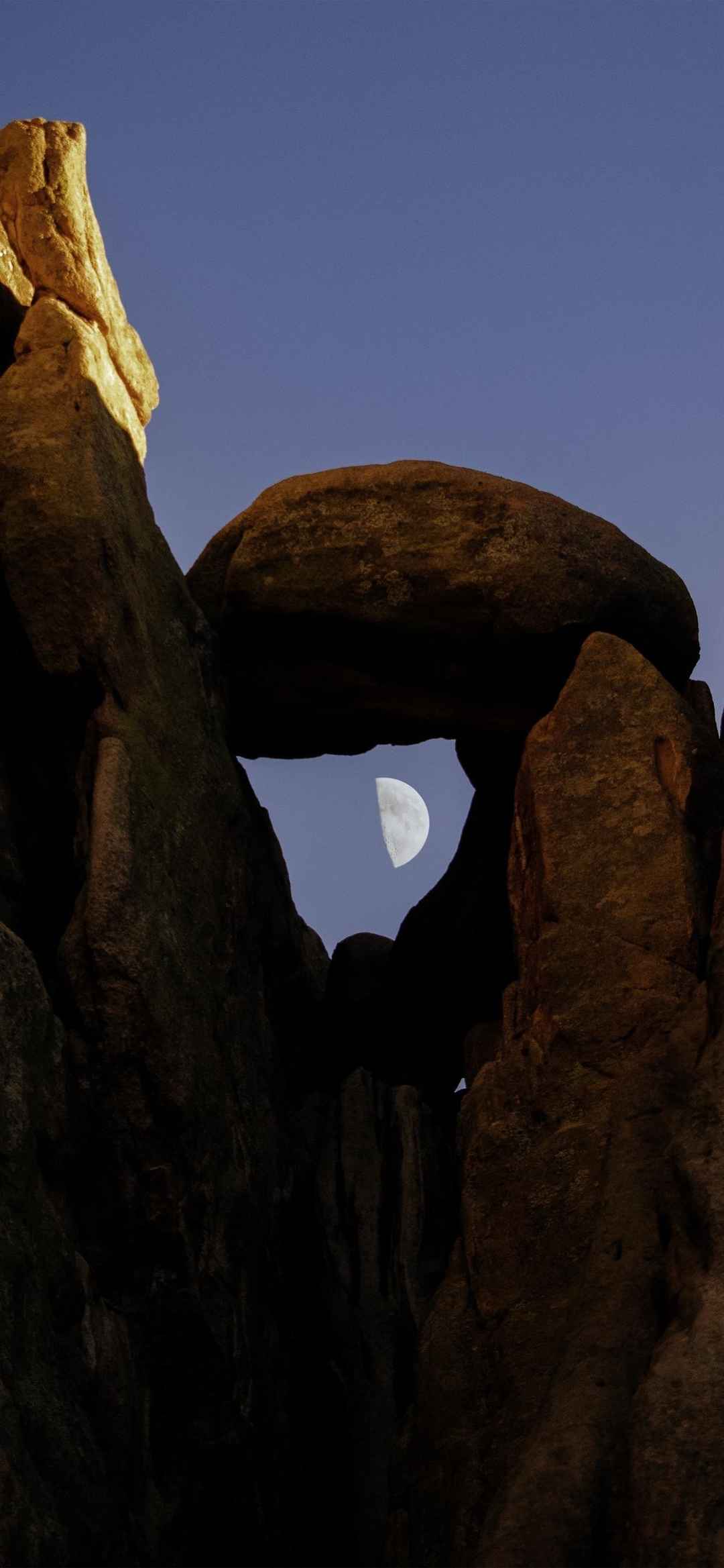 真实漂亮月亮石头的自然风景图片-