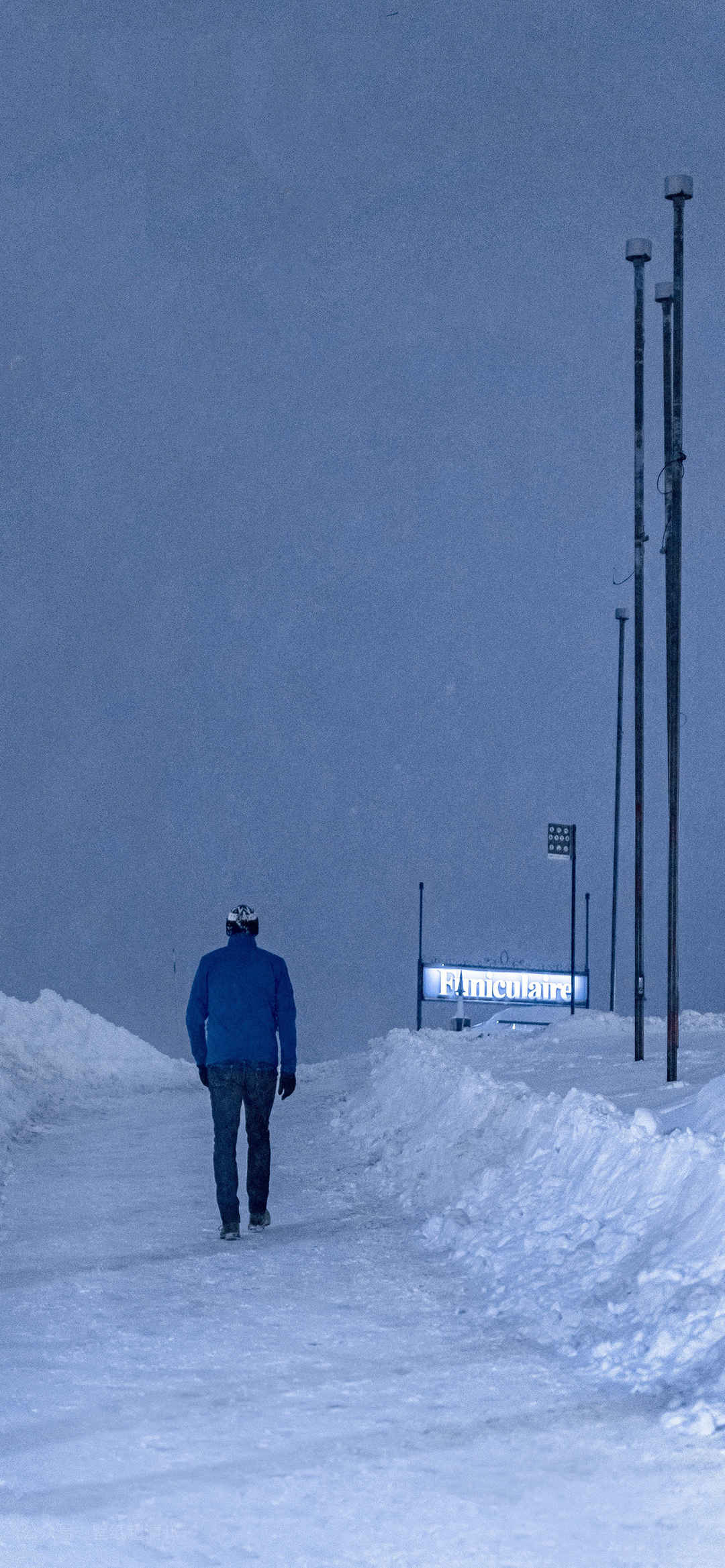 蓝色冬日雪景手机壁纸-