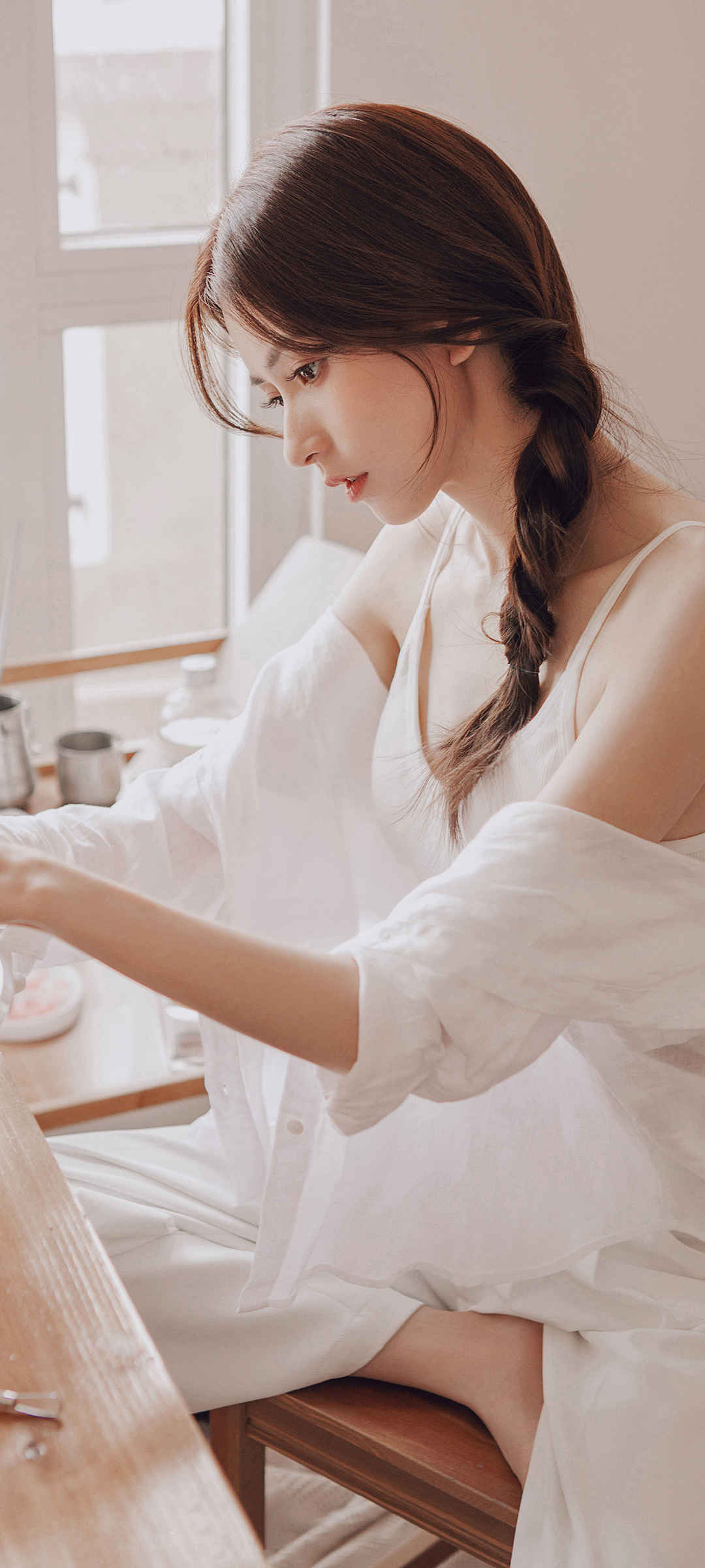 王秋紫 白色衣服 居家美女全屏手机壁纸