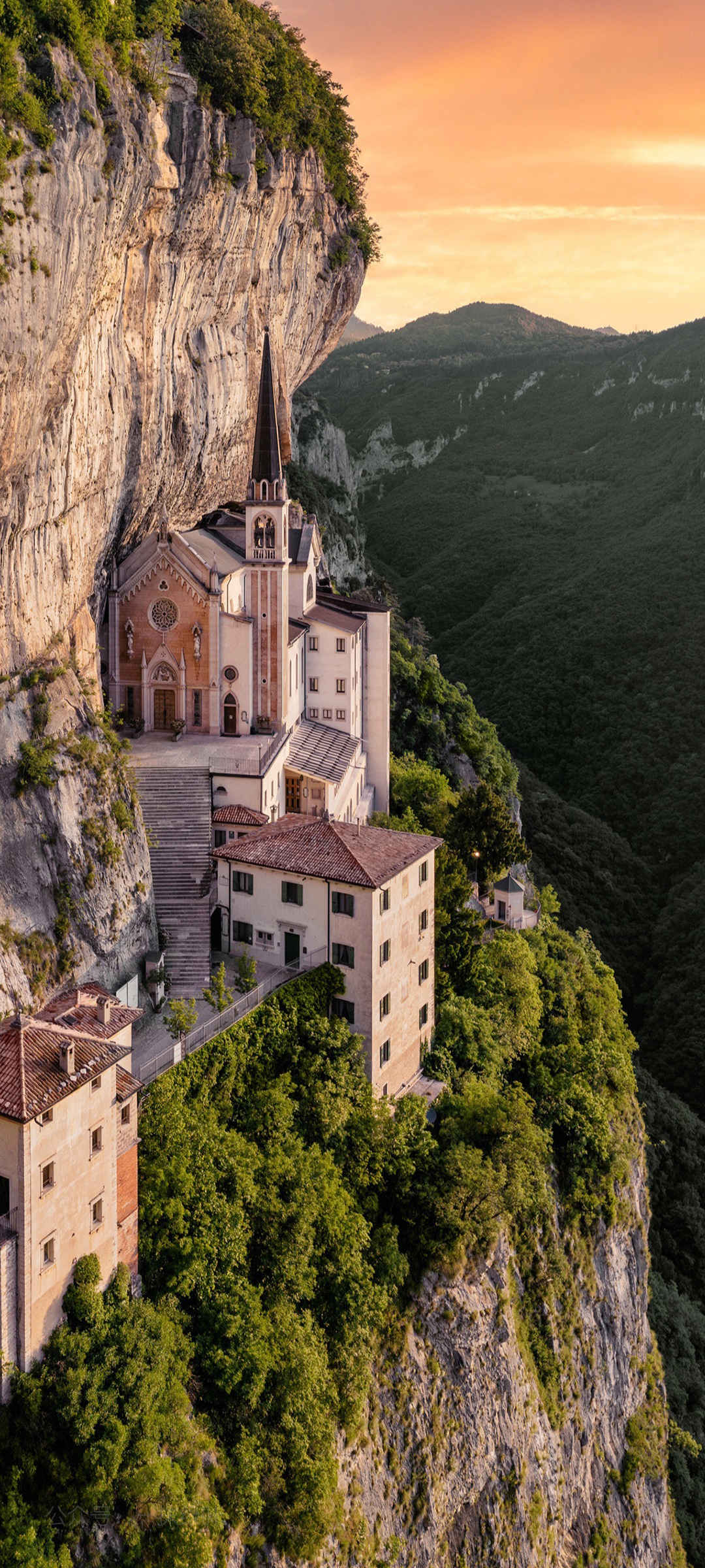 意大利悬崖峭壁上的教堂Madonna della Corona教堂风景手机壁纸