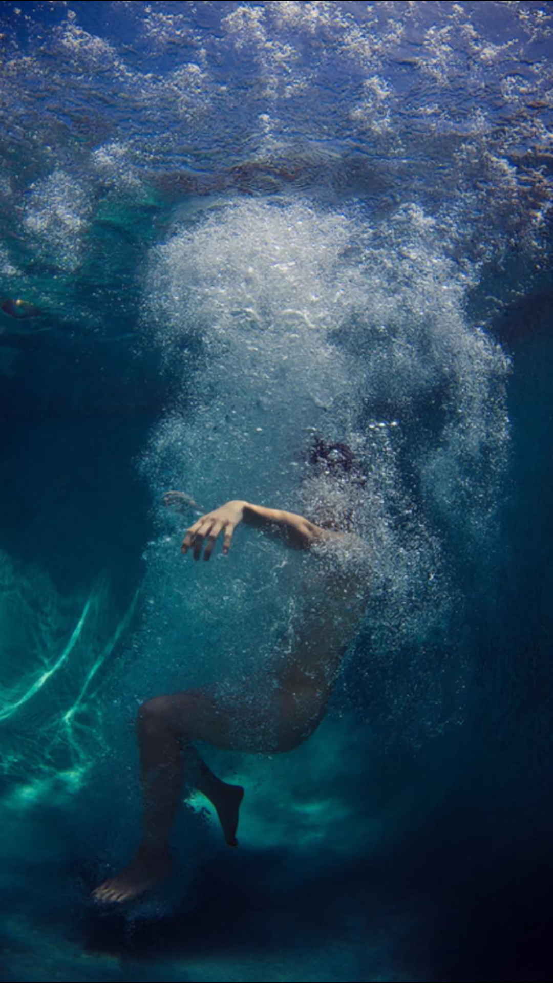 潜入水下的裸体女生