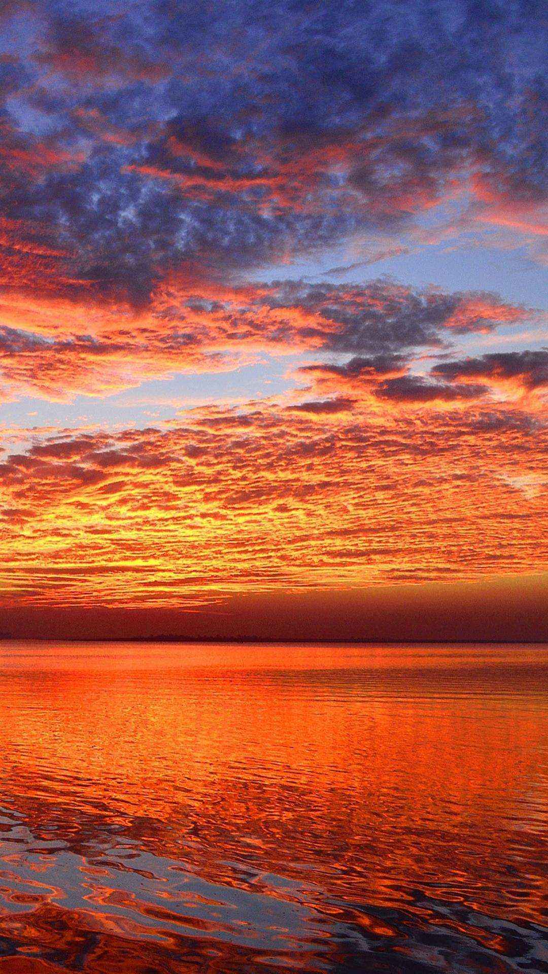 落日火烧云和大海太配了，海上的火烧云风景手机壁纸套图1